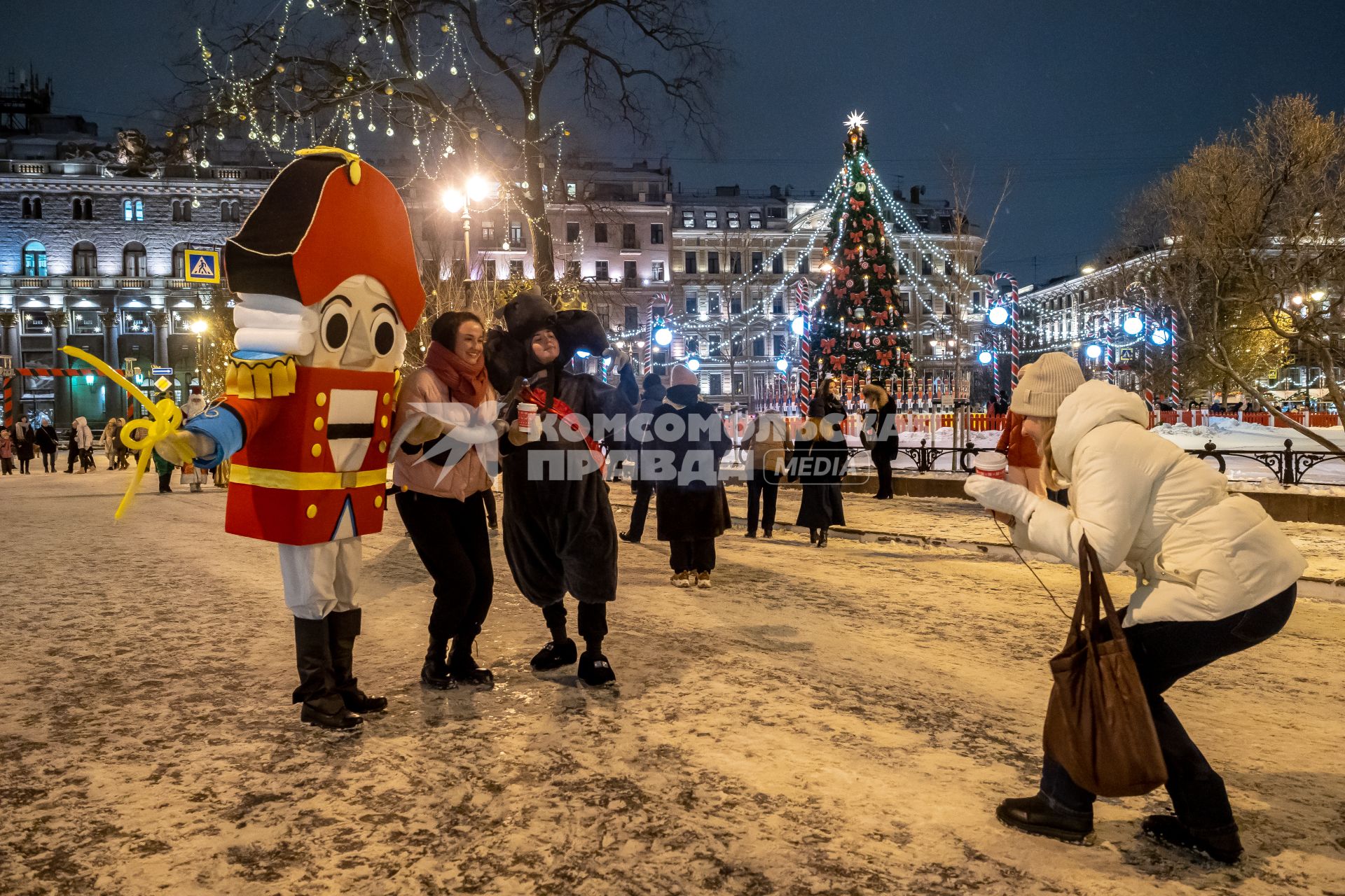 Санкт-Петербург. Люди фотографируются с ростовыми куклами на Рождественской ярмарке на Манежной площади.