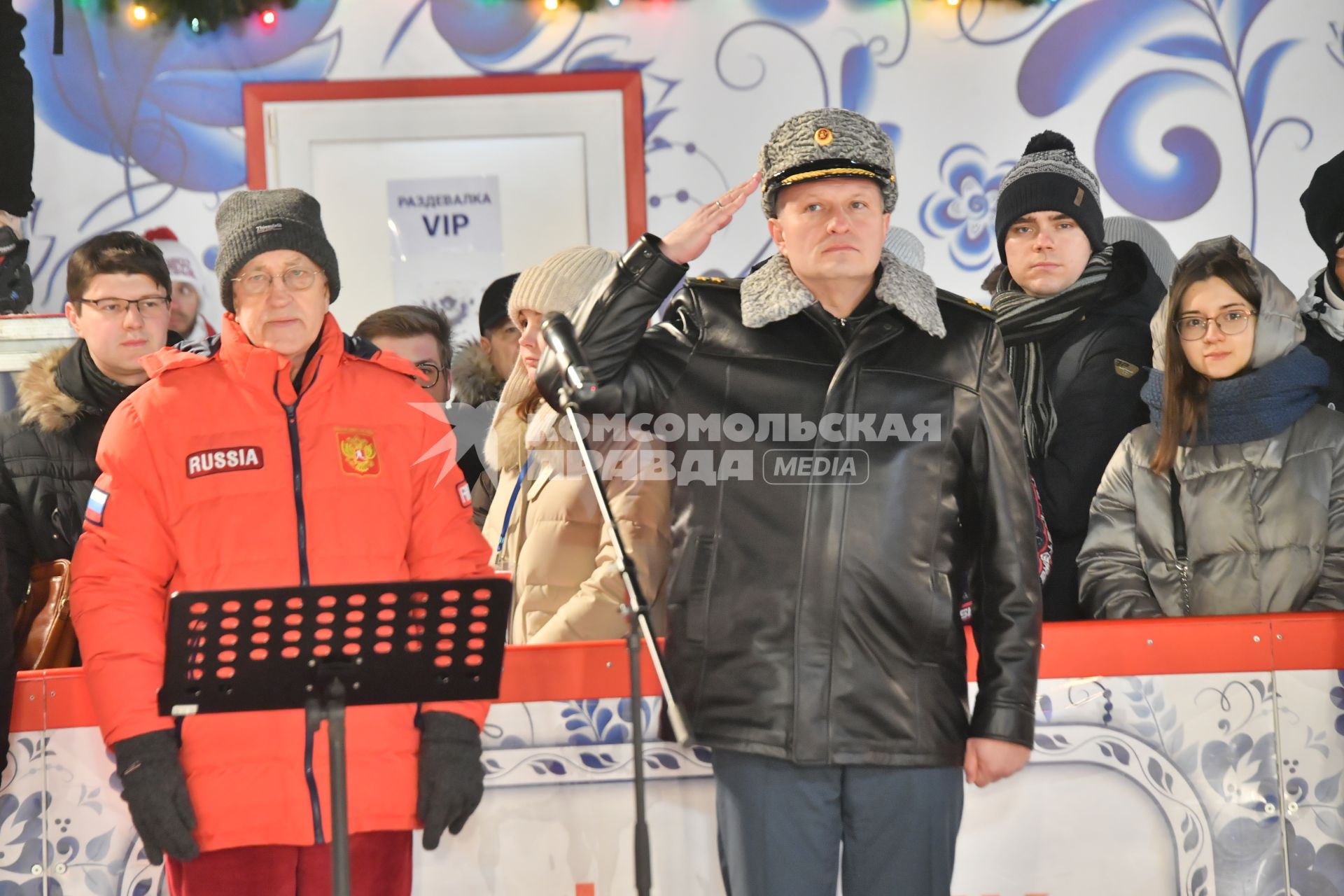 Москва. Глава МЧС РФ Александр Куренков (в центре) на товарищеском хоккейном матче между сборными команд МЧС России и Белоруссии в преддверии Дня спасателя, на Красной площади.