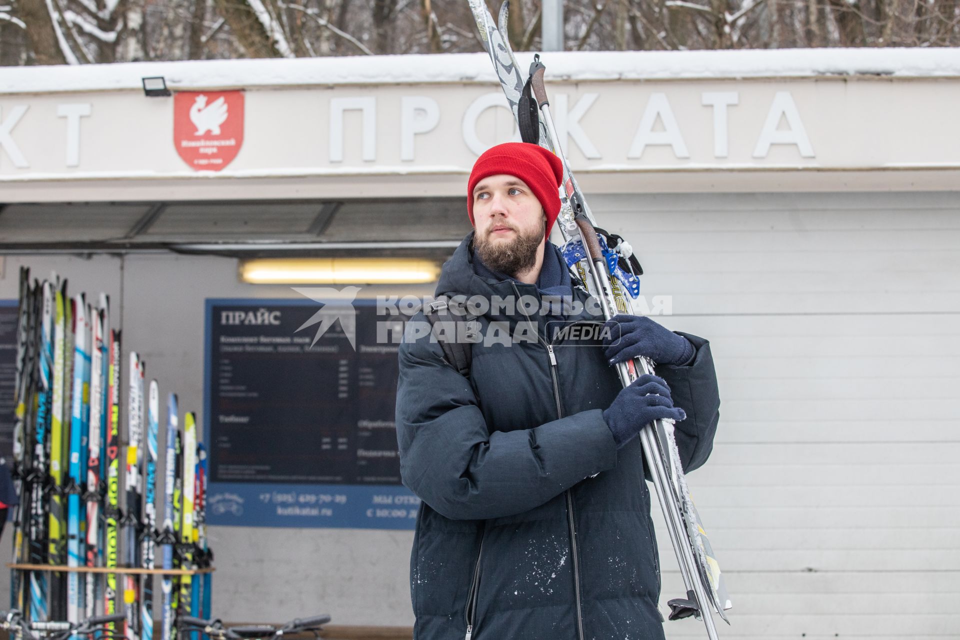 Москва. Корреспондент `Комсомольской правды` Андрей Абрамов с лыжами в Измайловском парке.