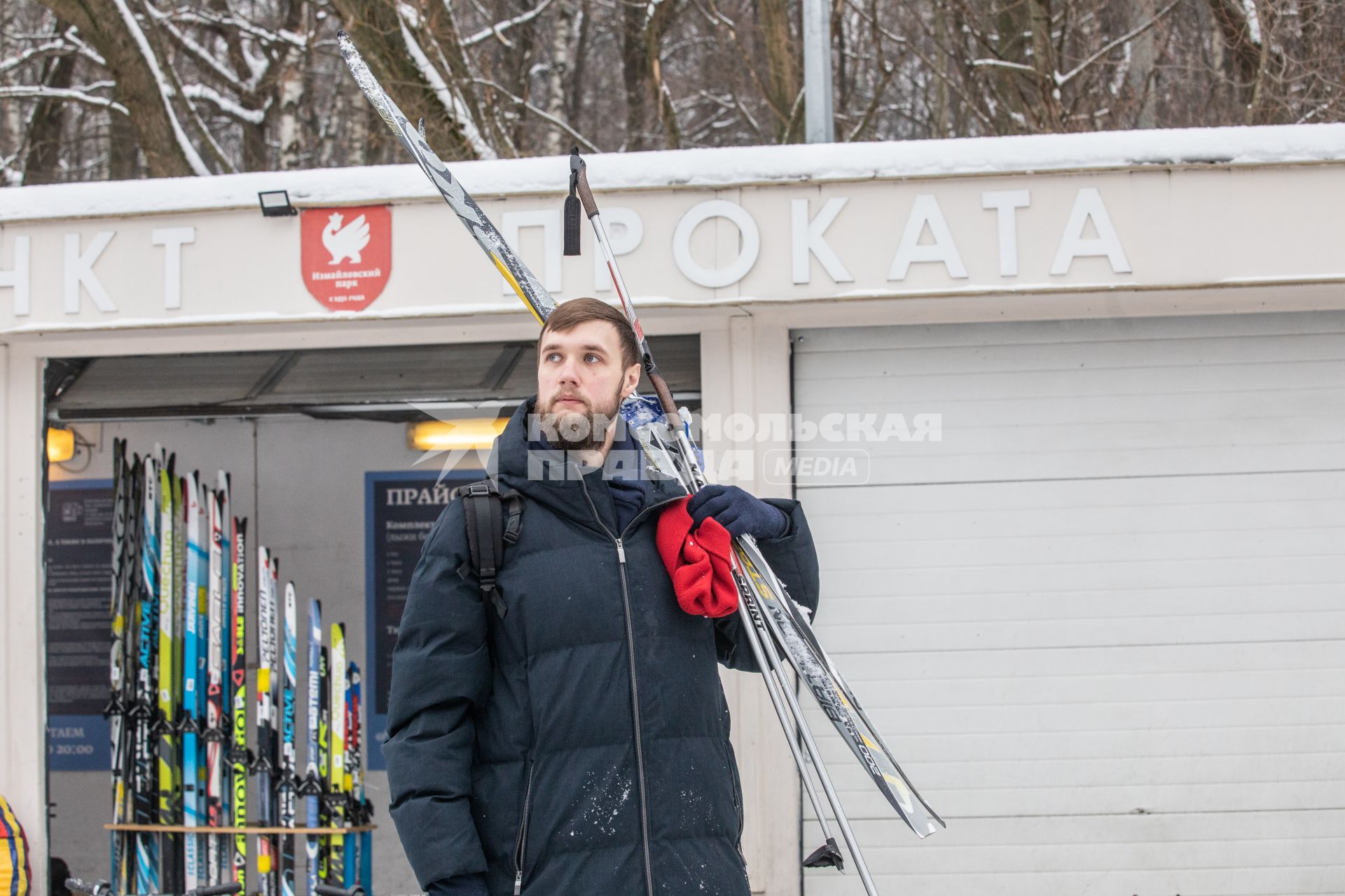 Москва. Корреспондент `Комсомольской правды` Андрей Абрамов с лыжами в Измайловском парке.