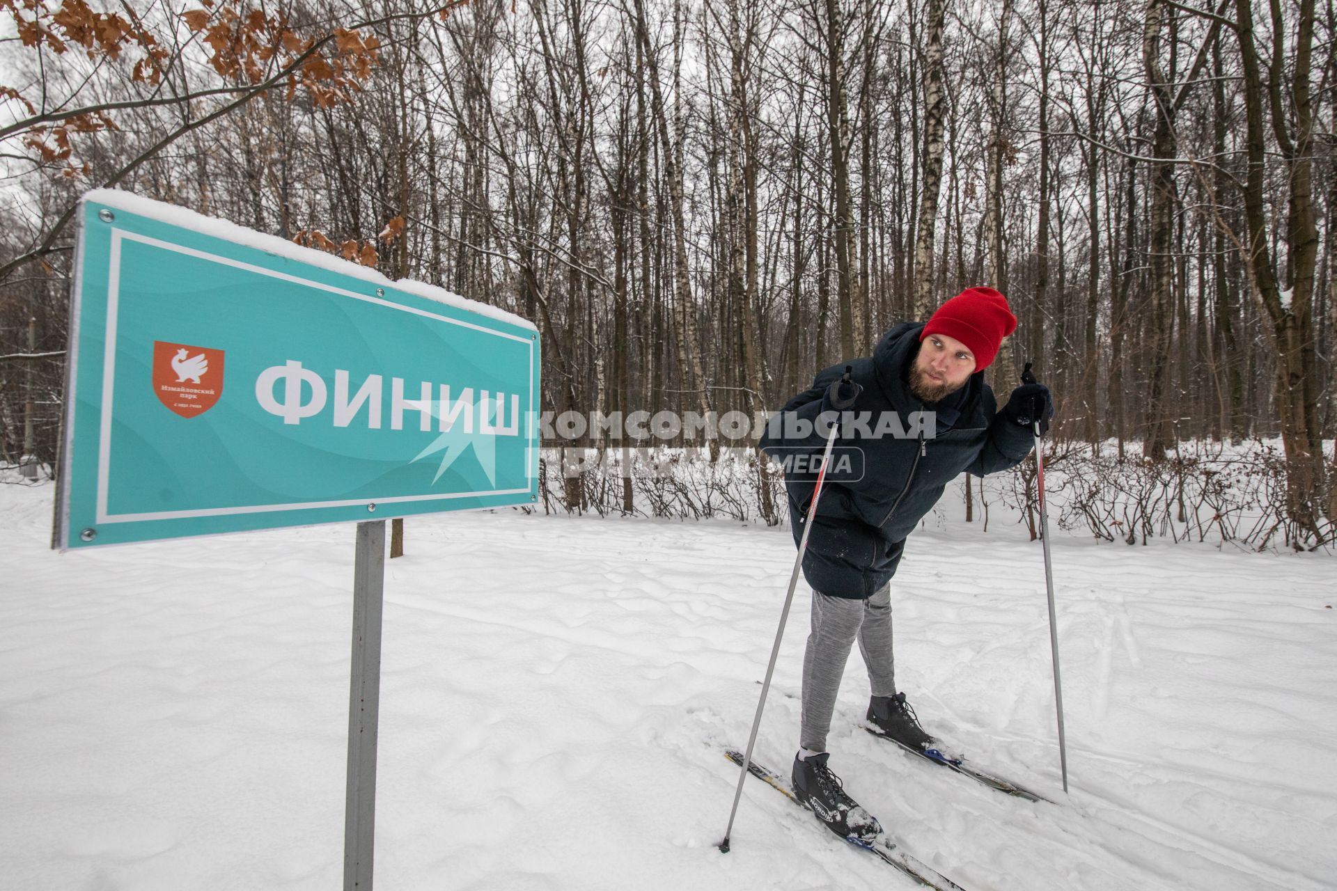 Москва. Корреспондент `Комсомольской правды` Андрей Абрамов катается на лыжах в Измайловском парке.