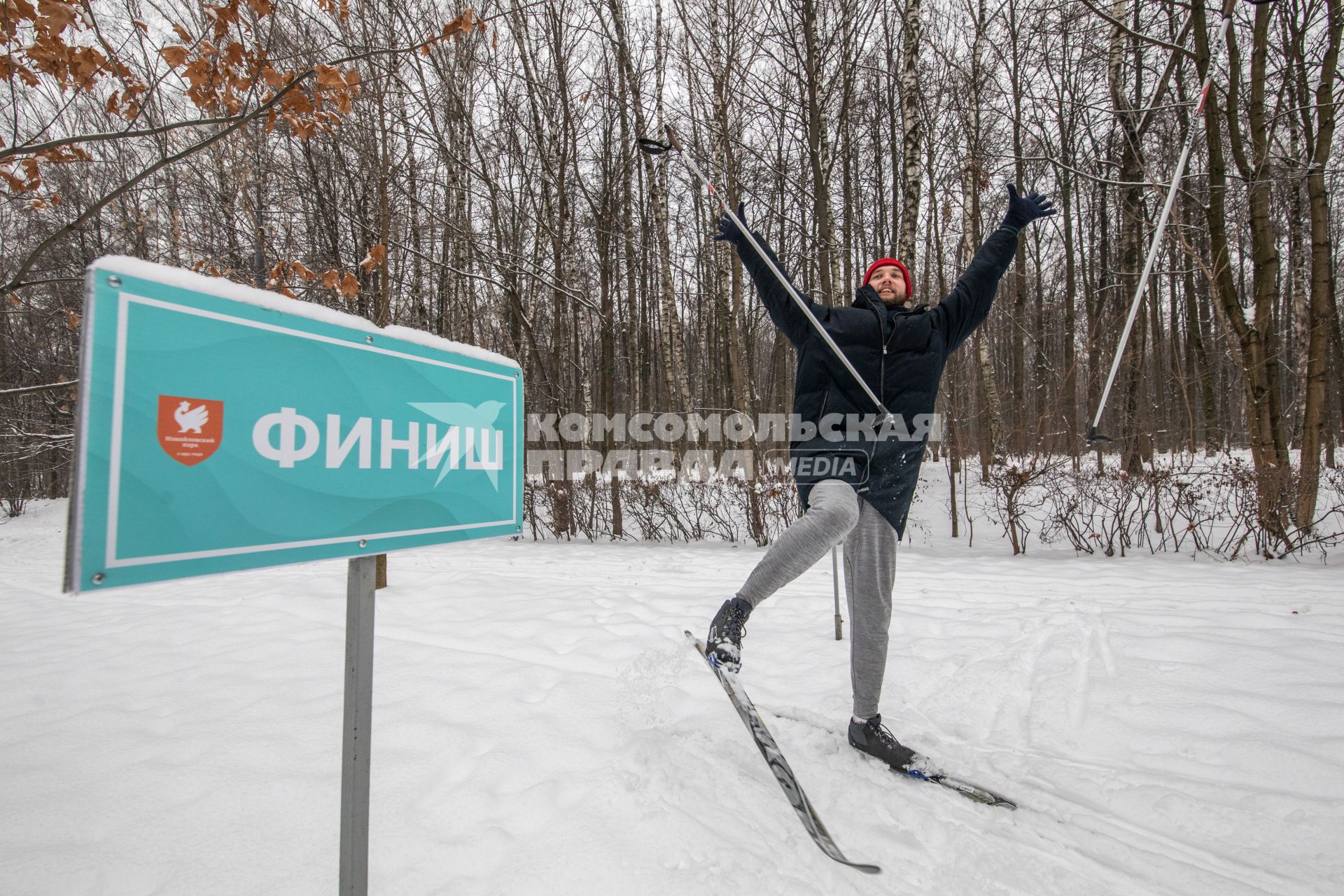 Москва. Корреспондент `Комсомольской правды` Андрей Абрамов катается на лыжах в Измайловском парке.