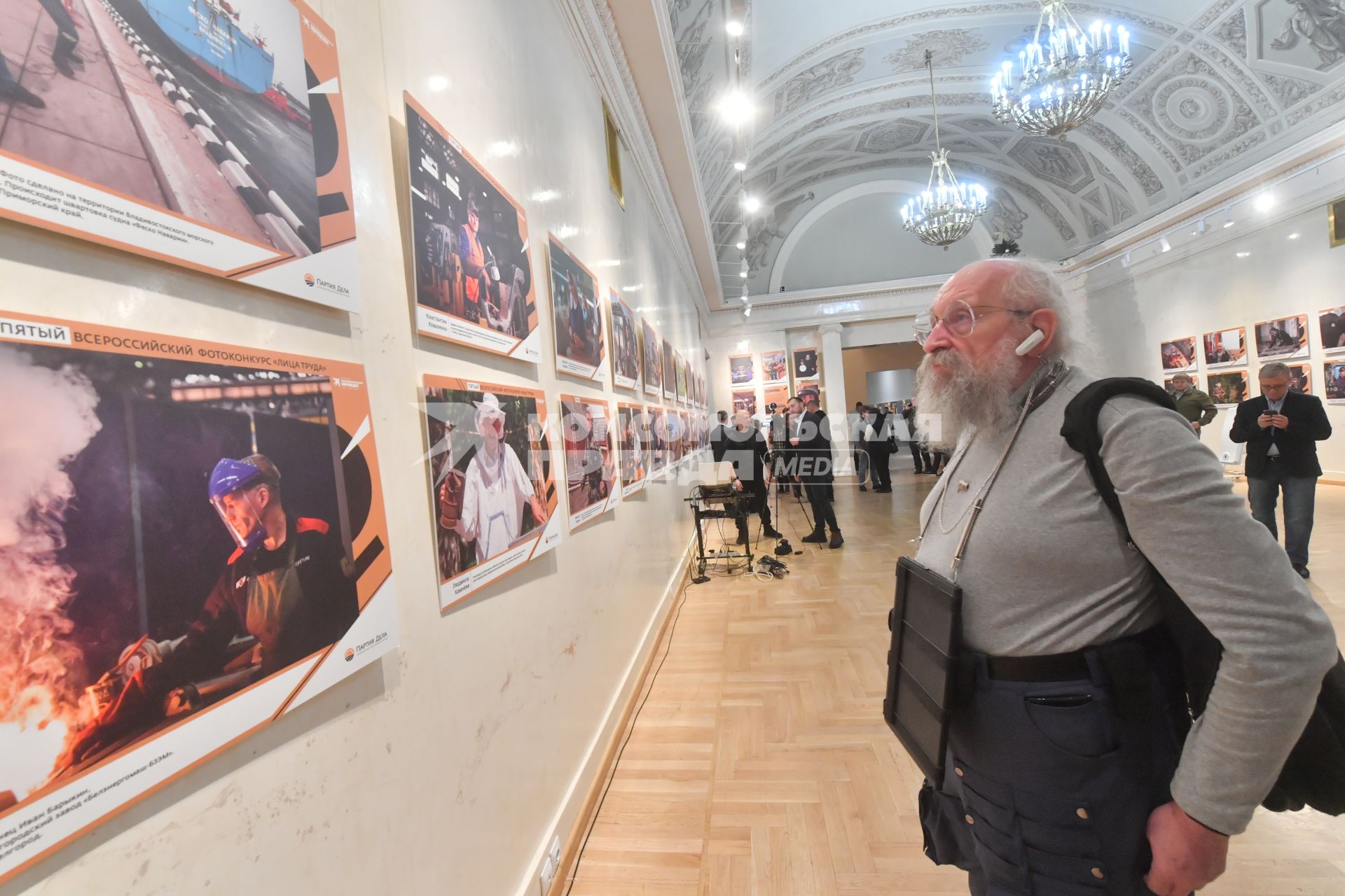 Москва. Писатель, телеведущий Анатолий Вассерман на открытии фотовыставки и подведении итогов юбилейного Всероссийского фотоконкурса `Лица труда` в Музее современной истории.