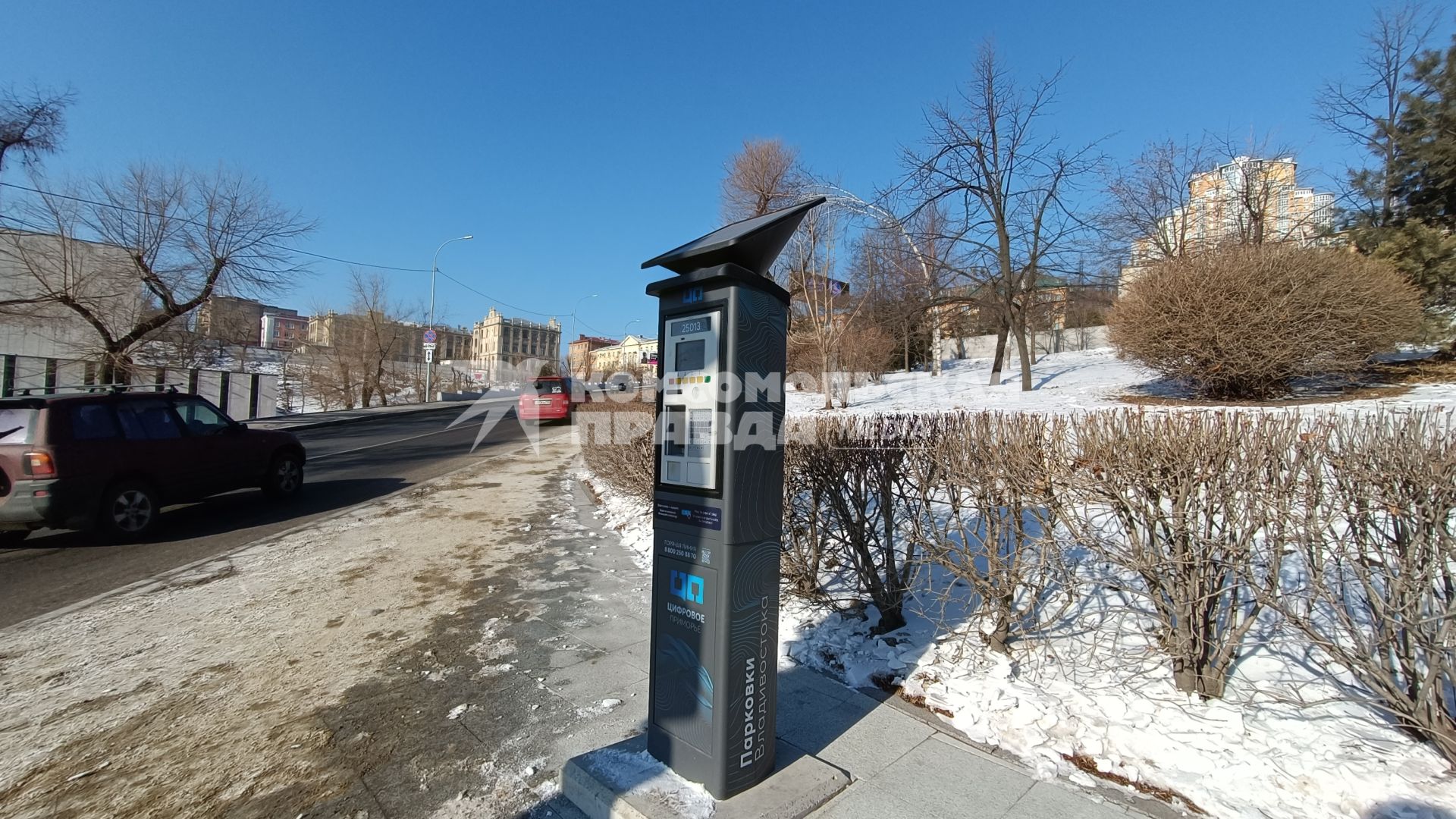 Владивосток. Паркоматы (терминалы) для оплаты платных парковок во  на улице Лазо.