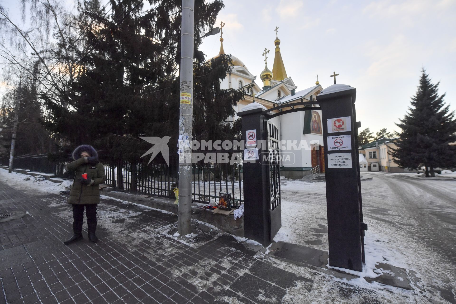 Новосибирск. Корреспонденты `Комсомольской правды` Владимир Ворсобин и Иван Макеев путешествуют автостопом по России. Ворота храма.