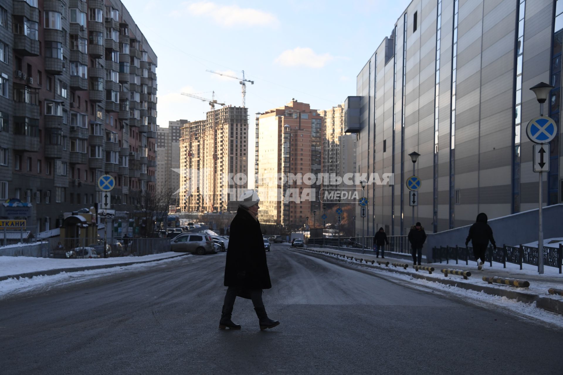 Новосибирск. Корреспонденты `Комсомольской правды` Владимир Ворсобин и Иван Макеев путешествуют автостопом по России. На улице города.