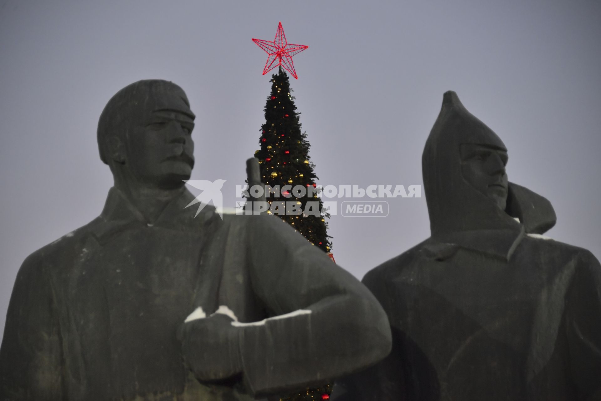 Новосибирск. Корреспонденты `Комсомольской правды` Владимир Ворсобин и Иван Макеев путешествуют автостопом по России. Скульптурная композиция `Рабочий, солдат и крестьянин`в Театральном сквере на площади Ленина.