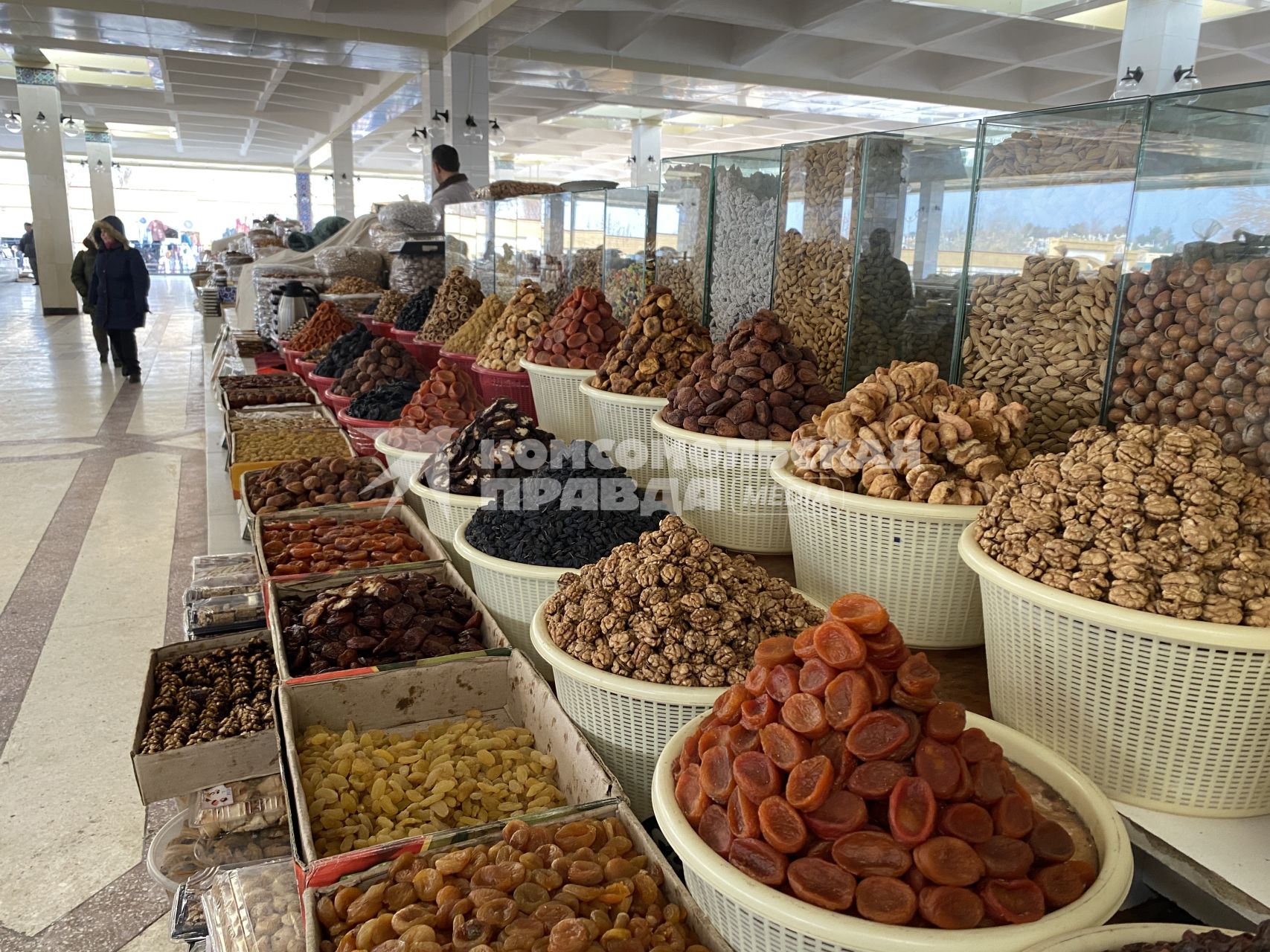 Республика Узбекистан. г. Самарканд. Торговля сухофруктами на Сиабском базаре.