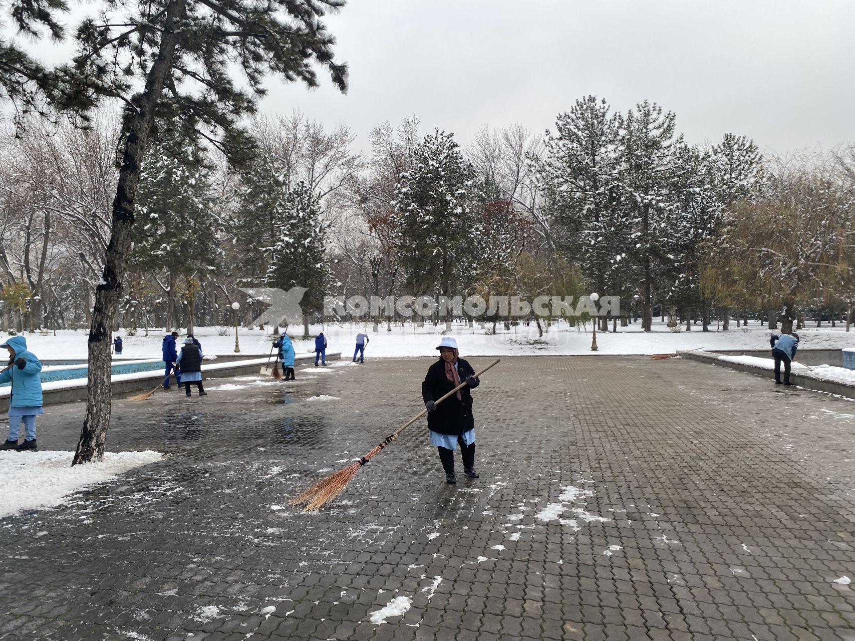 Республика Узбекистан. г. Ташкент. Дворники на одной из улиц города.