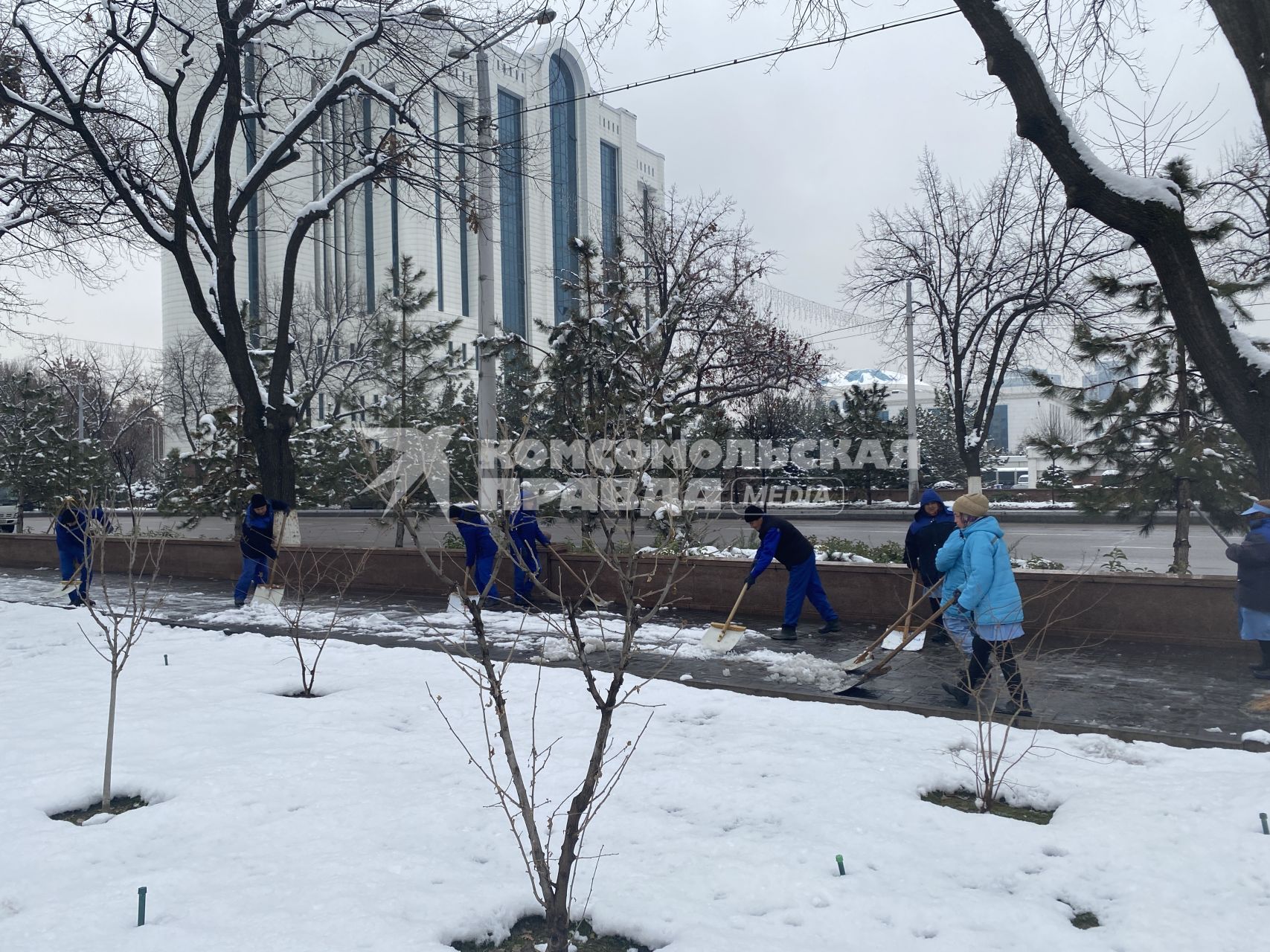 Республика Узбекистан. г. Ташкент. Дворники во время уборки снега.