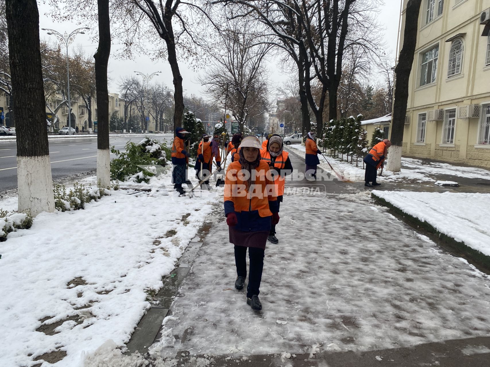 Республика Узбекистан. г. Ташкент. Дворники на одной из улиц города.