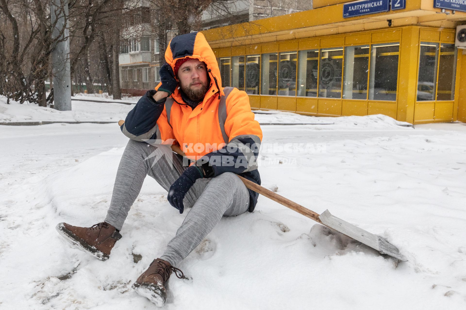 Москва. Корреспондент `Комсомольской правды` Андрей Абрамов устроился поработать дворником.