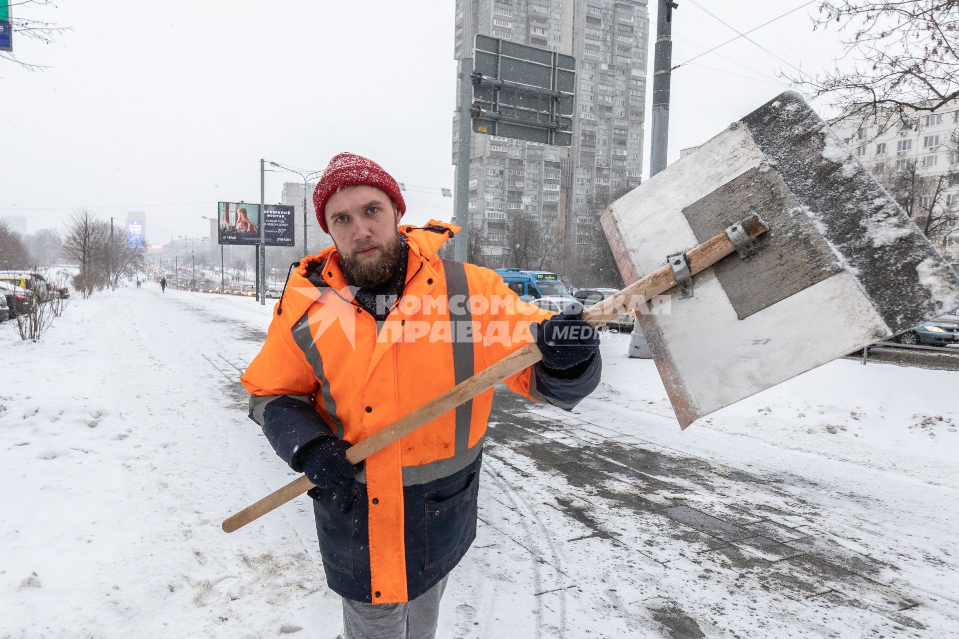 Москва. Корреспондент `Комсомольской правды` Андрей Абрамов устроился поработать дворником.