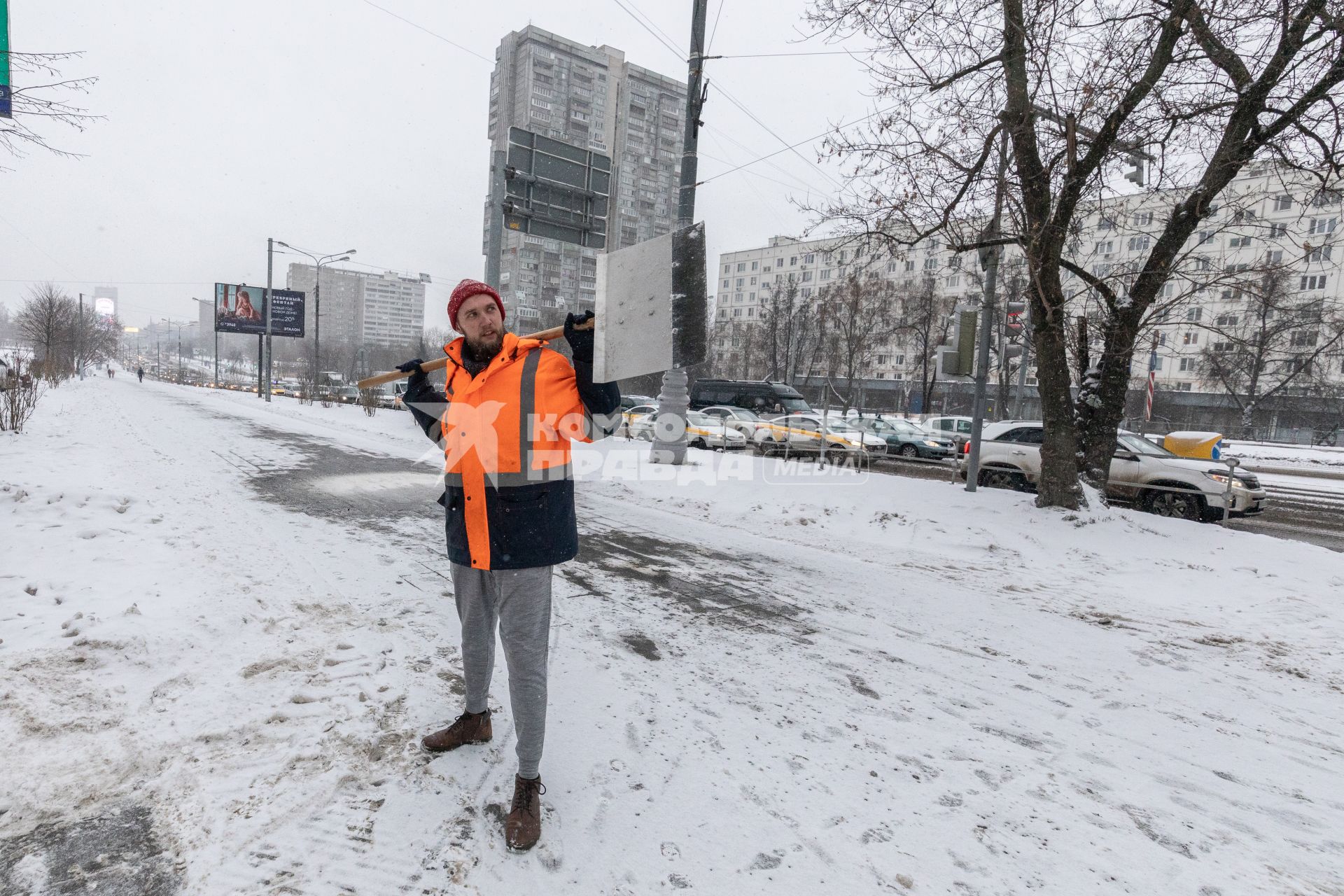 Москва. Корреспондент `Комсомольской правды` Андрей Абрамов устроился поработать дворником.