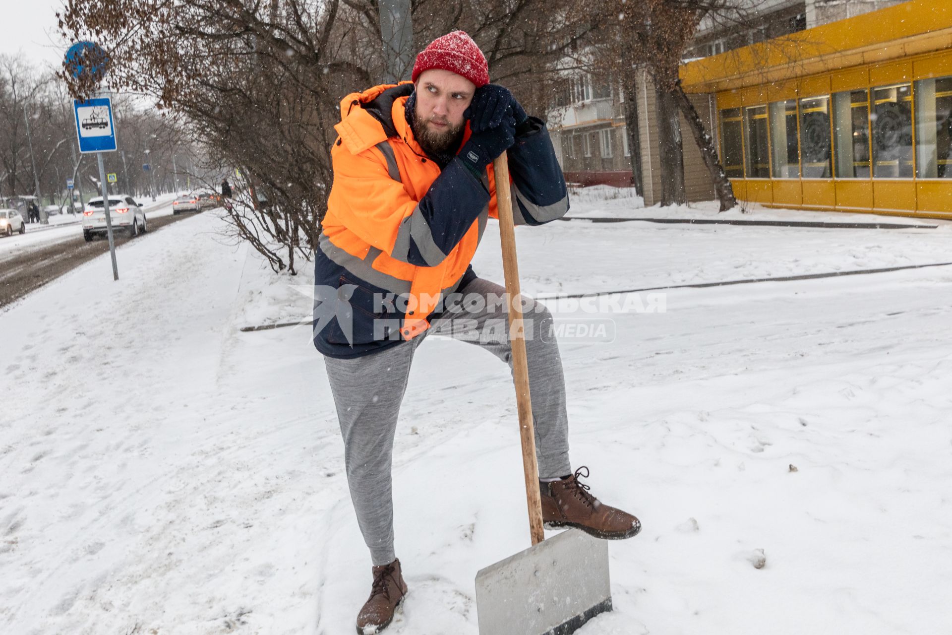 Москва. Корреспондент `Комсомольской правды` Андрей Абрамов устроился поработать дворником.