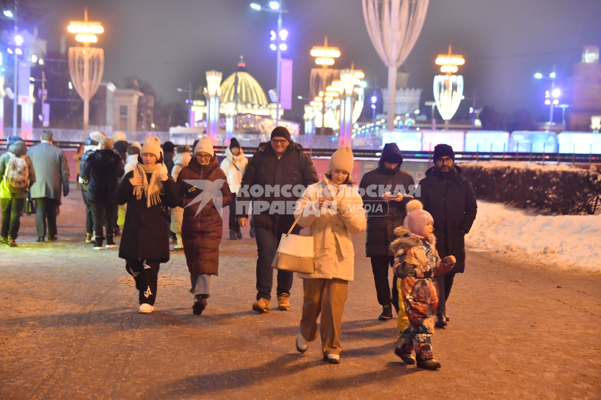 Москва. Посетители гуляют на территории ВДНХ.