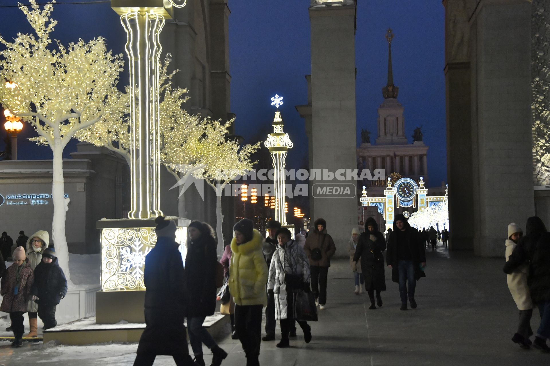 Москва. Новогодние украшения на территории ВДНХ.