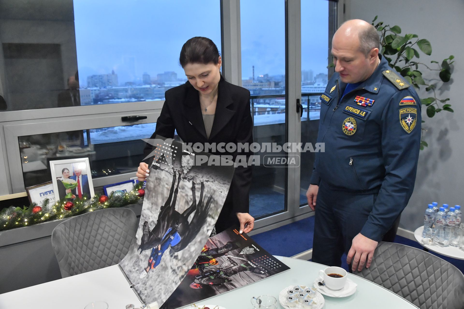 Москва. Генеральный директор и главный редактор `Комсомольской правды` Олеся Носова и глава МЧС России Александр Куренков в редакции `Комсомольской правды`.