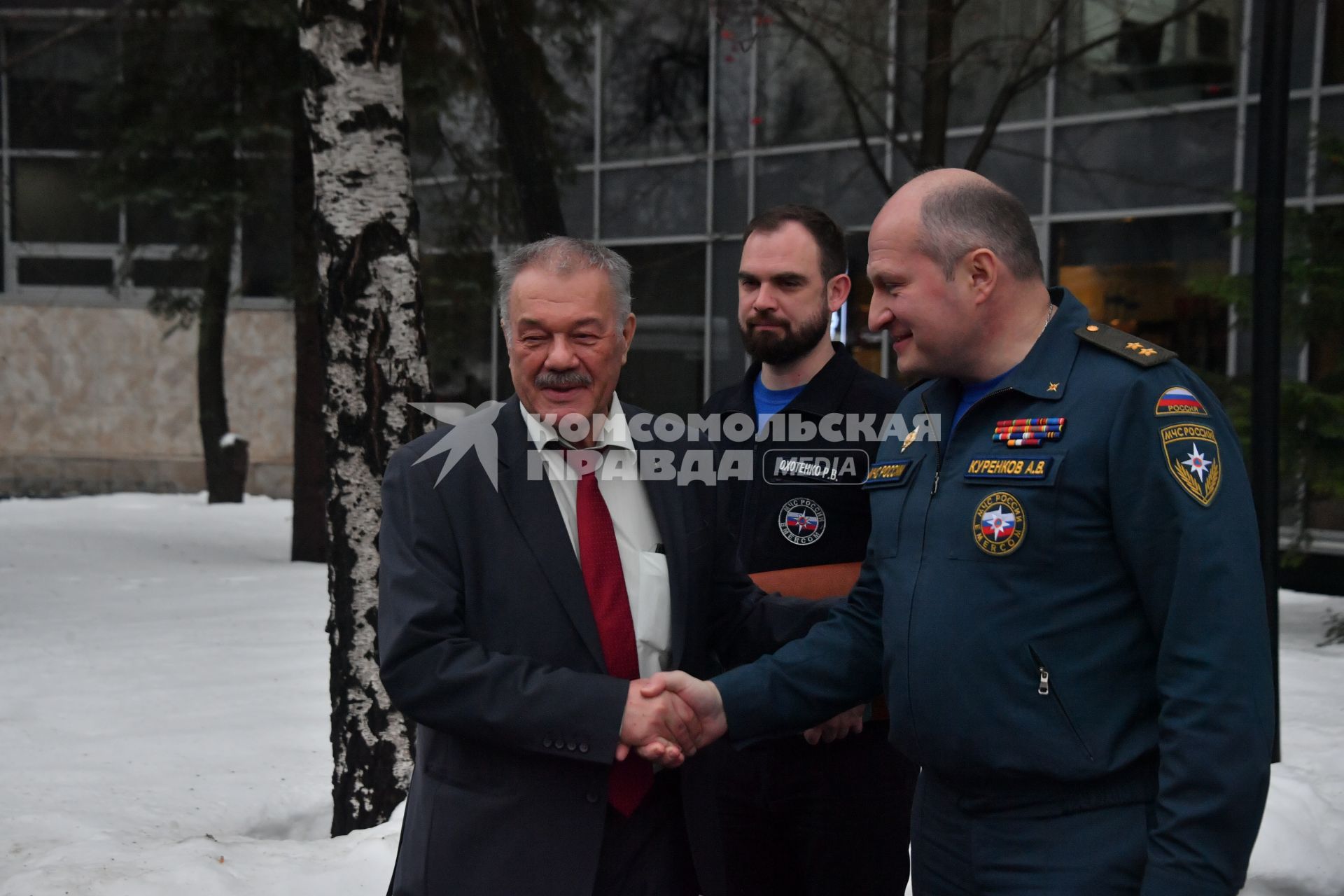 Москва. Корреспондент `Комсомольской правды` Александр Гамов, директор департамента информационной политики МЧС России Роман Охотенко и глава МЧС России Александр Куренков (слева направо) у редакции `Комсомольской правды`.