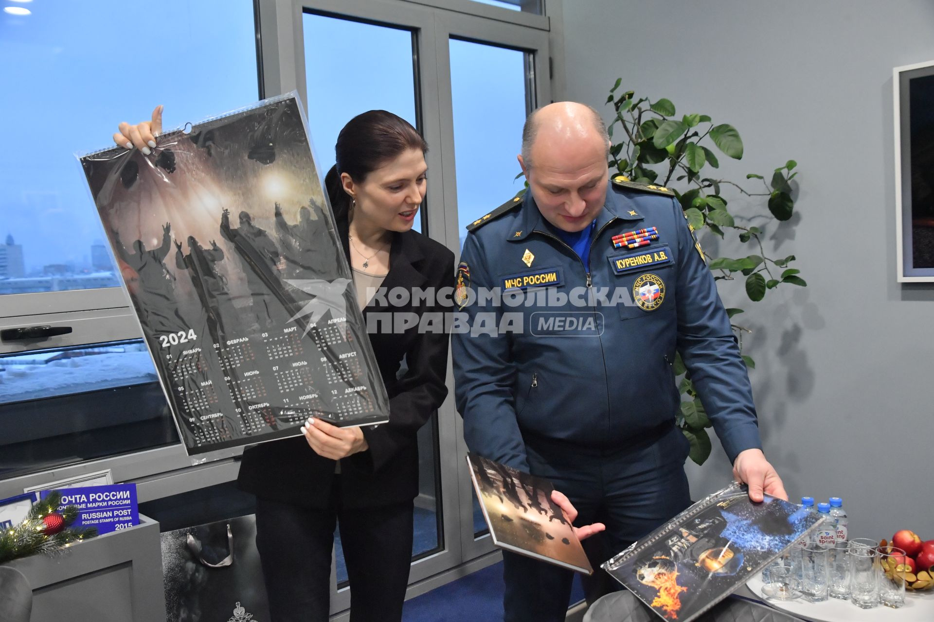 Москва. Генеральный директор и главный редактор `Комсомольской правды` Олеся Носова и глава МЧС России Александр Куренков в редакции `Комсомольской правды`.