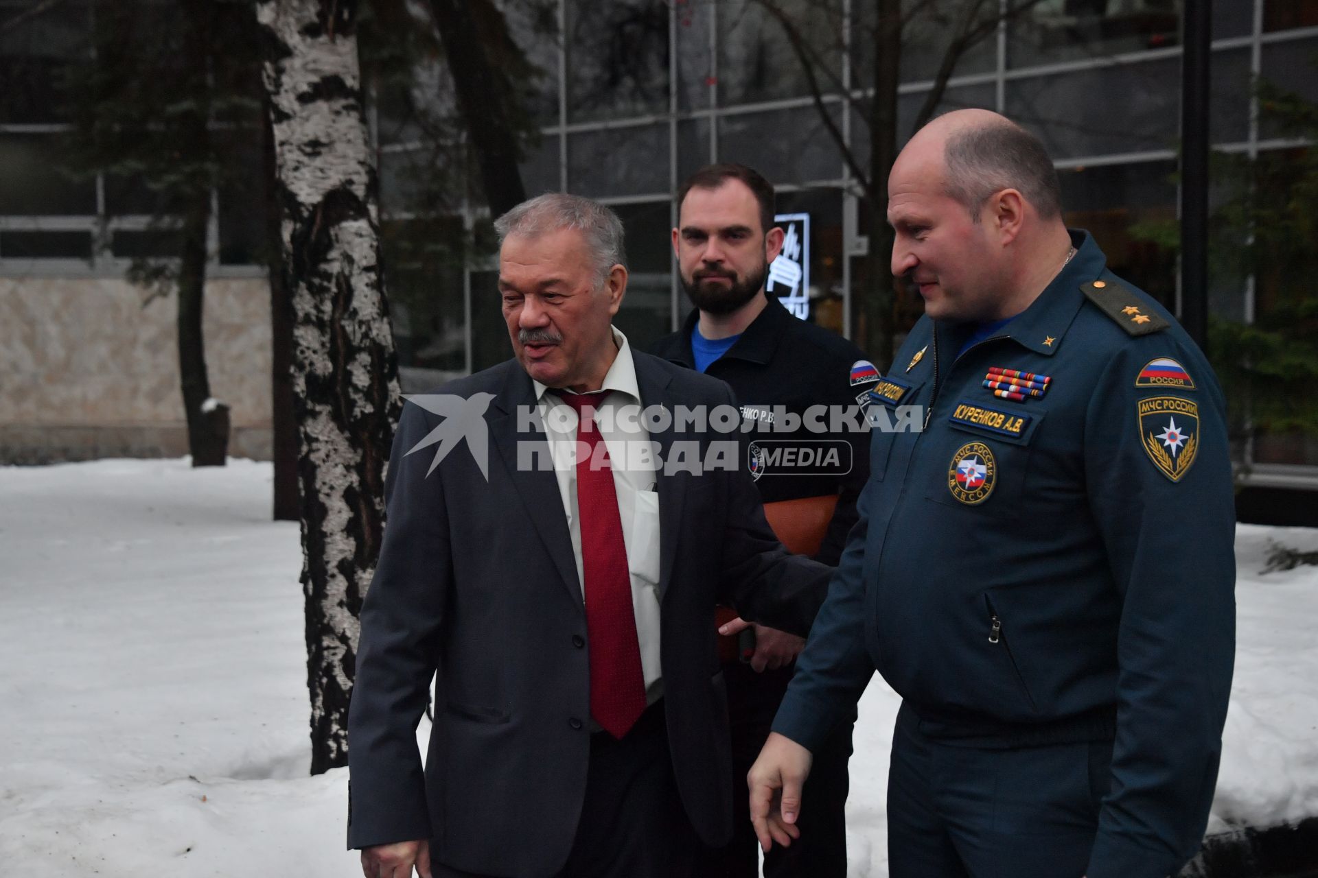 Москва. Корреспондент `Комсомольской правды` Александр Гамов, директор департамента информационной политики МЧС России Роман Охотенко и глава МЧС России Александр Куренков (слева направо) у редакции `Комсомольской правды`.