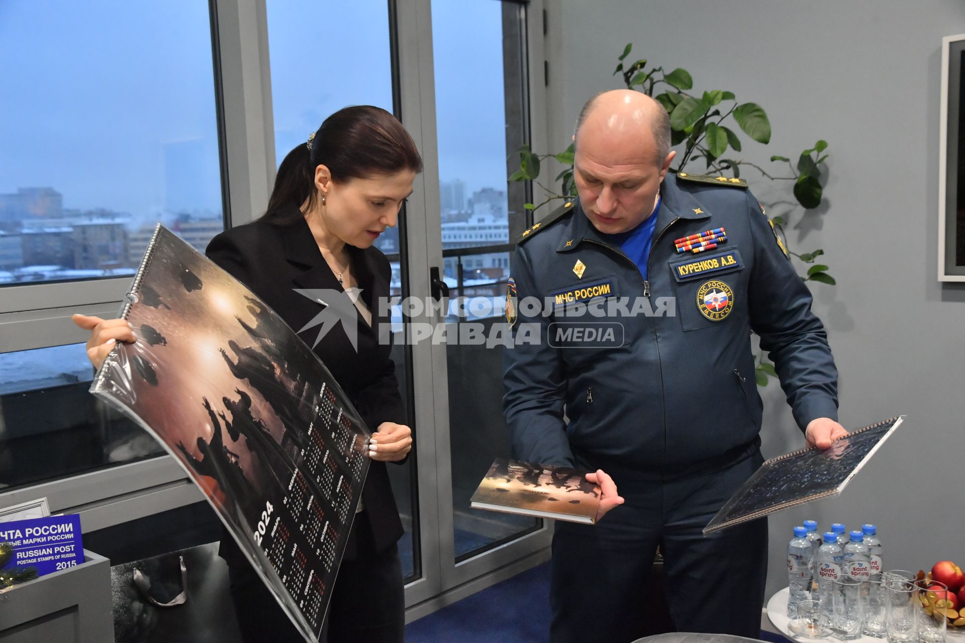 Москва. Генеральный директор и главный редактор `Комсомольской правды` Олеся Носова и глава МЧС России Александр Куренков в редакции `Комсомольской правды`.