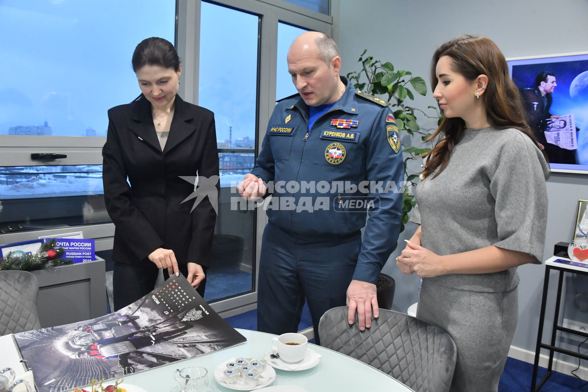 Москва. Генеральный директор и главный редактор `Комсомольской правды` Олеся Носова, глава МЧС России Александр Куренков и заместитель генерального директора ИД `Комсомольская правда` Анжелика Сулхаева (слева направо) в редакции `Комсомольской правды`.