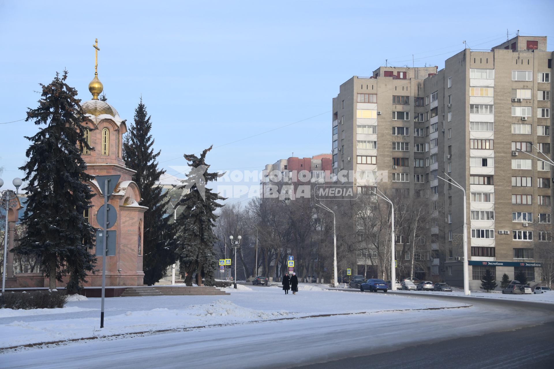 Кемерово.  Корреспонденты `Комсомольской правды` Владимир Ворсобин и Иван Макеев путешествуют автостопом по России. Часовня иконы Божией Матери Всех Скорбящих Радость.