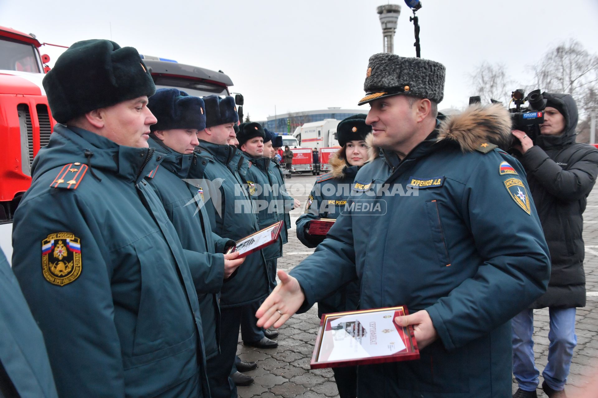 Казань. Глава МЧС России Александр Куренков (справа) прилетел в Республику Татарстан, поздравить участников и победителей XIV Всероссийского фестиваля `Созвездие мужества`.