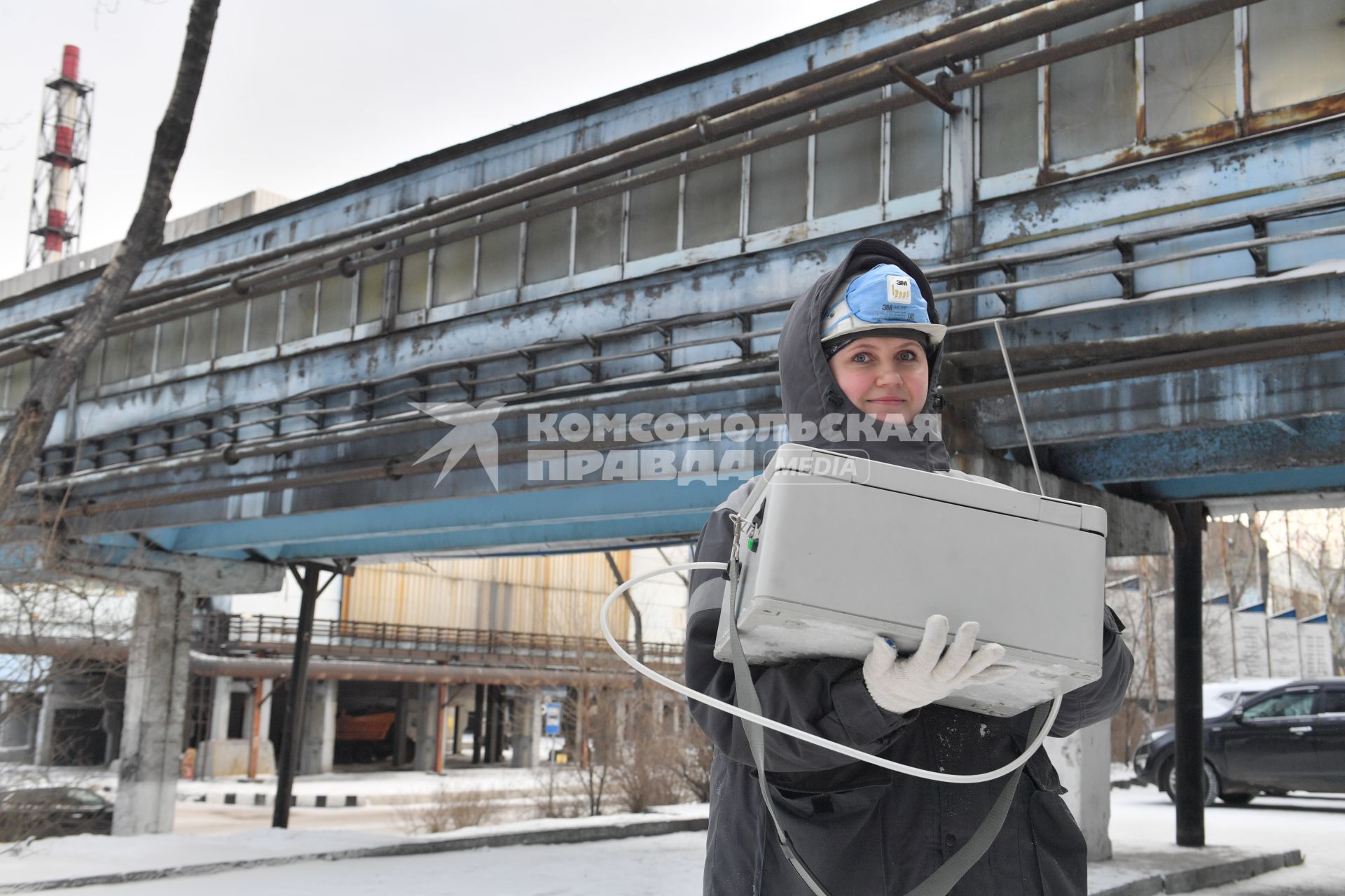 Красноярск. Корреспонденты `Комсомольской правды` Владимир Ворсобин и Иван Макеев путешествуют автостопом по России.Замер вредных выбросов на территории Красноярского алюминиевого завода.