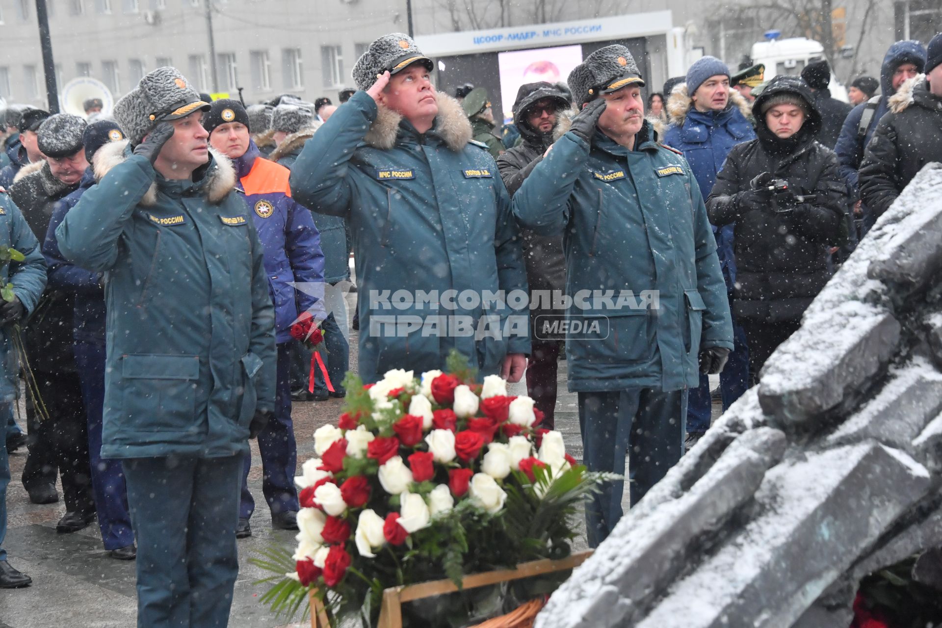 Москва. На открытии памятника бывшему министру МЧС Евгению Зиничеву, погибшему 8 сентября 2021 года при исполнении служебных обязанностей