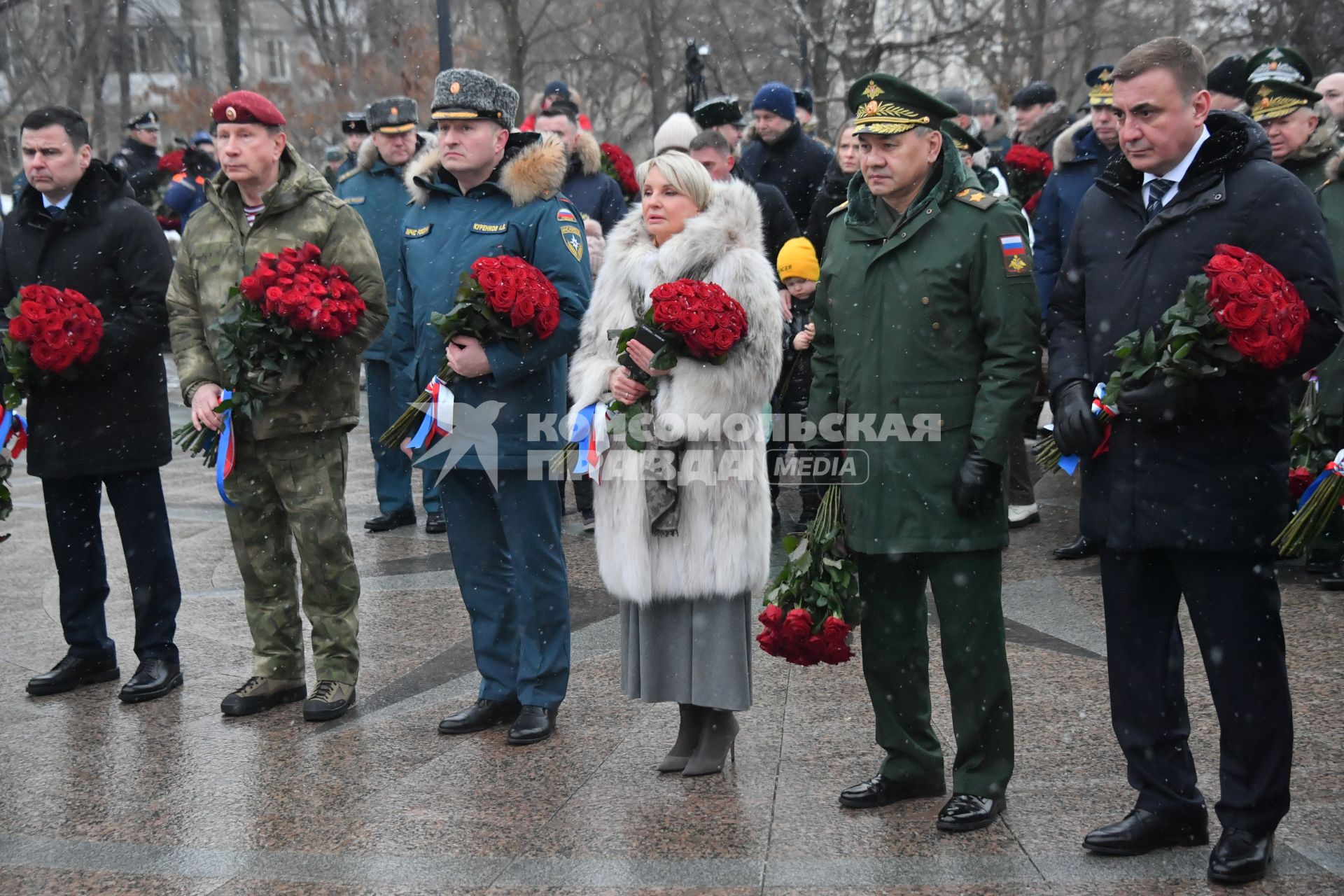 Москва. Губернатор Тульской области Алексей Дюмин, министр обороны РФ Сергей Шойгу, вдова экс-министра МЧС Евгения Зиничева Наталья, министр МЧС Александр Куренков и директор Федеральной службы войск Росгвардии  Виктор Золотов  (справа налево) на открытии памятника бывшему министру МЧС Евгению Зиничеву, погибшему 8 сентября 2021 года при исполнении служебных обязанностей.