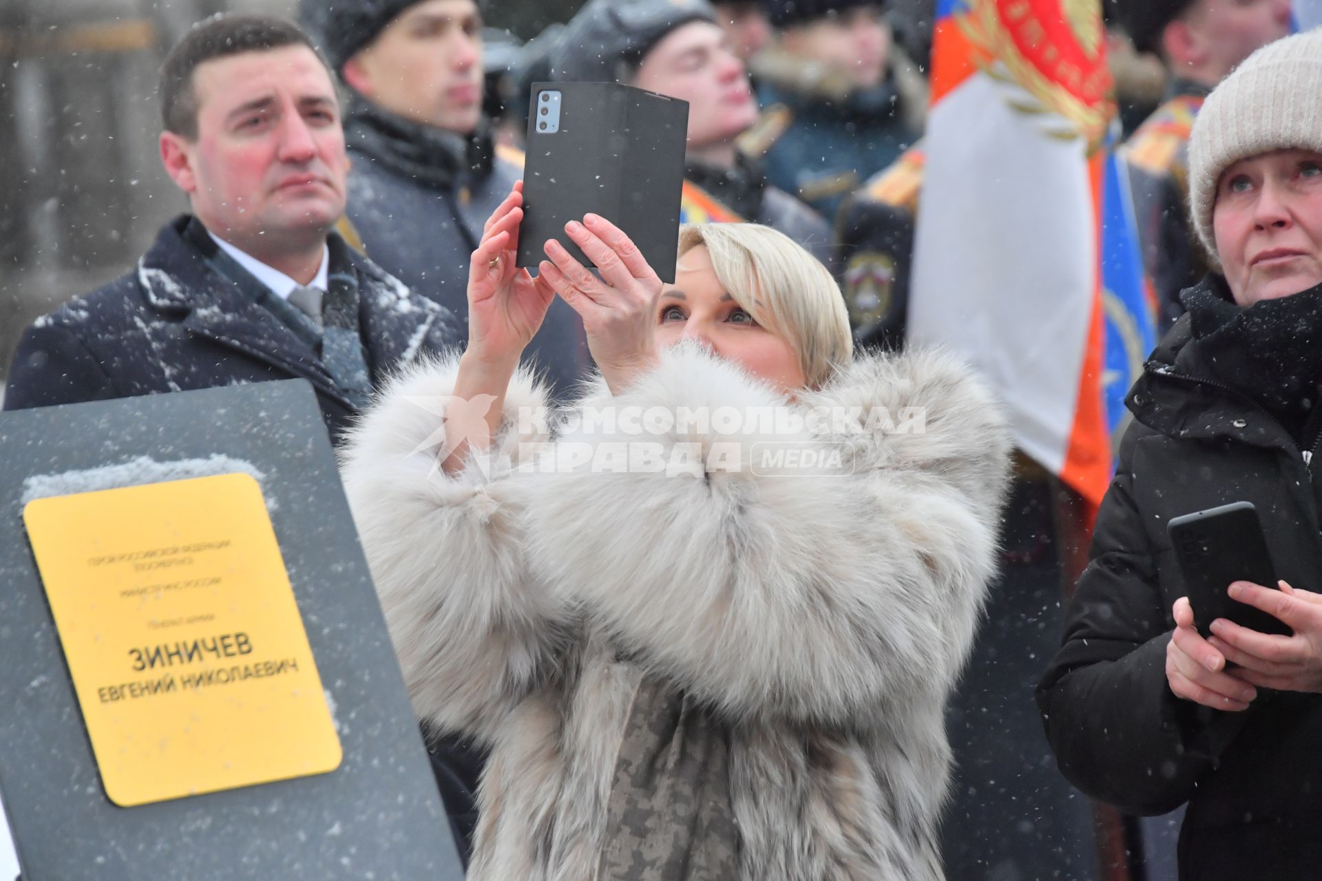 Москва. Вдова экс-министра МЧС Евгения Зиничева Наталья на открытии памятника бывшему министру МЧС Евгению Зиничеву, погибшему 8 сентября 2021 года при исполнении служебных обязанностей