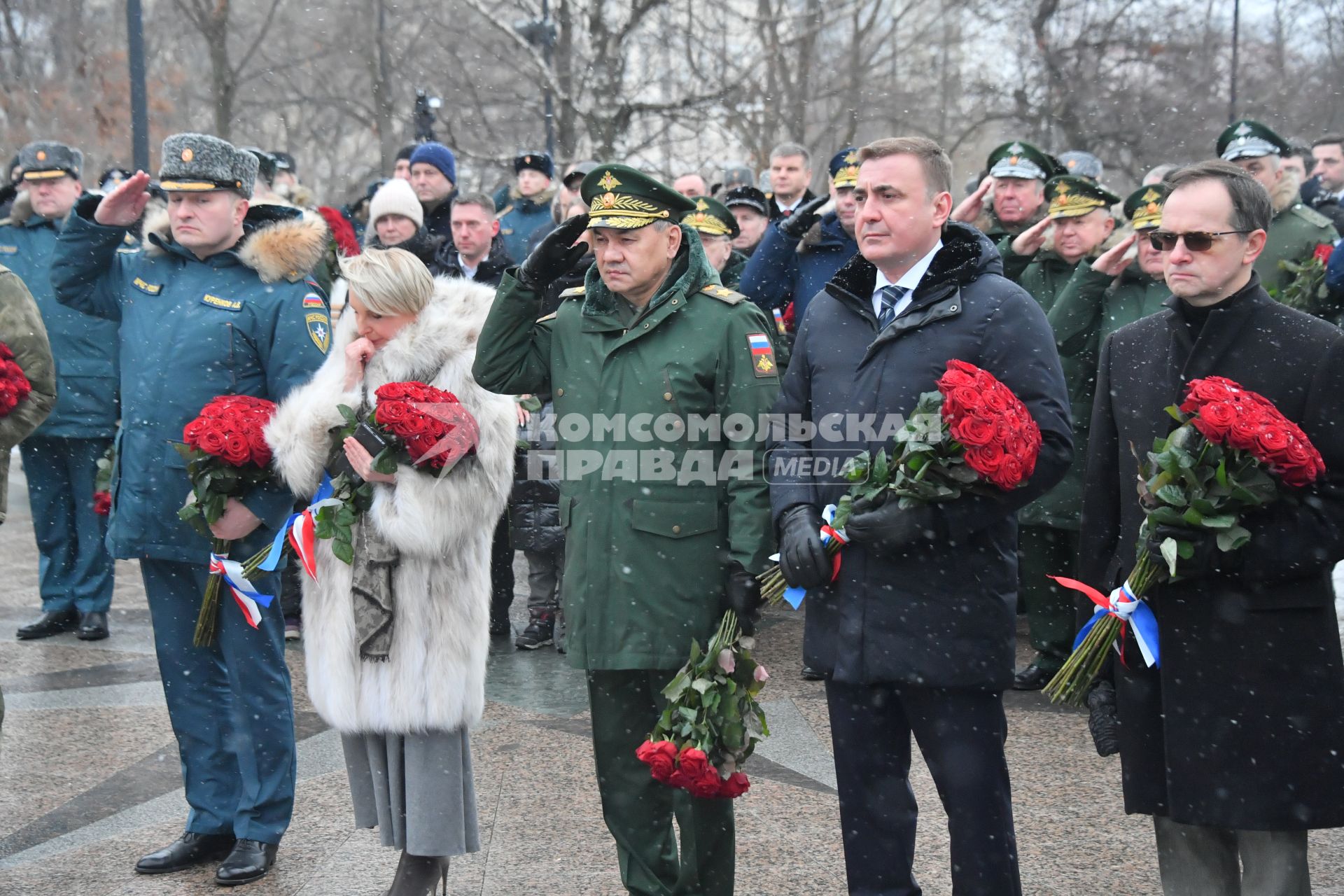 Москва. Помощник президента РФ, председатель Российского военно-исторического общества Владимир Мединский,губернатор Тульской области Алексей Дюмин, министр обороны РФ Сергей Шойгу, вдова экс-министра МЧС Евгения Зиничева Наталья, министр МЧС Александр Куренков и директор Федеральной службы войск Росгвардии  Виктор Золотов  (справа налево) на открытии памятника бывшему министру МЧС Евгению Зиничеву, погибшему 8 сентября 2021 года при исполнении служебных обязанностей.