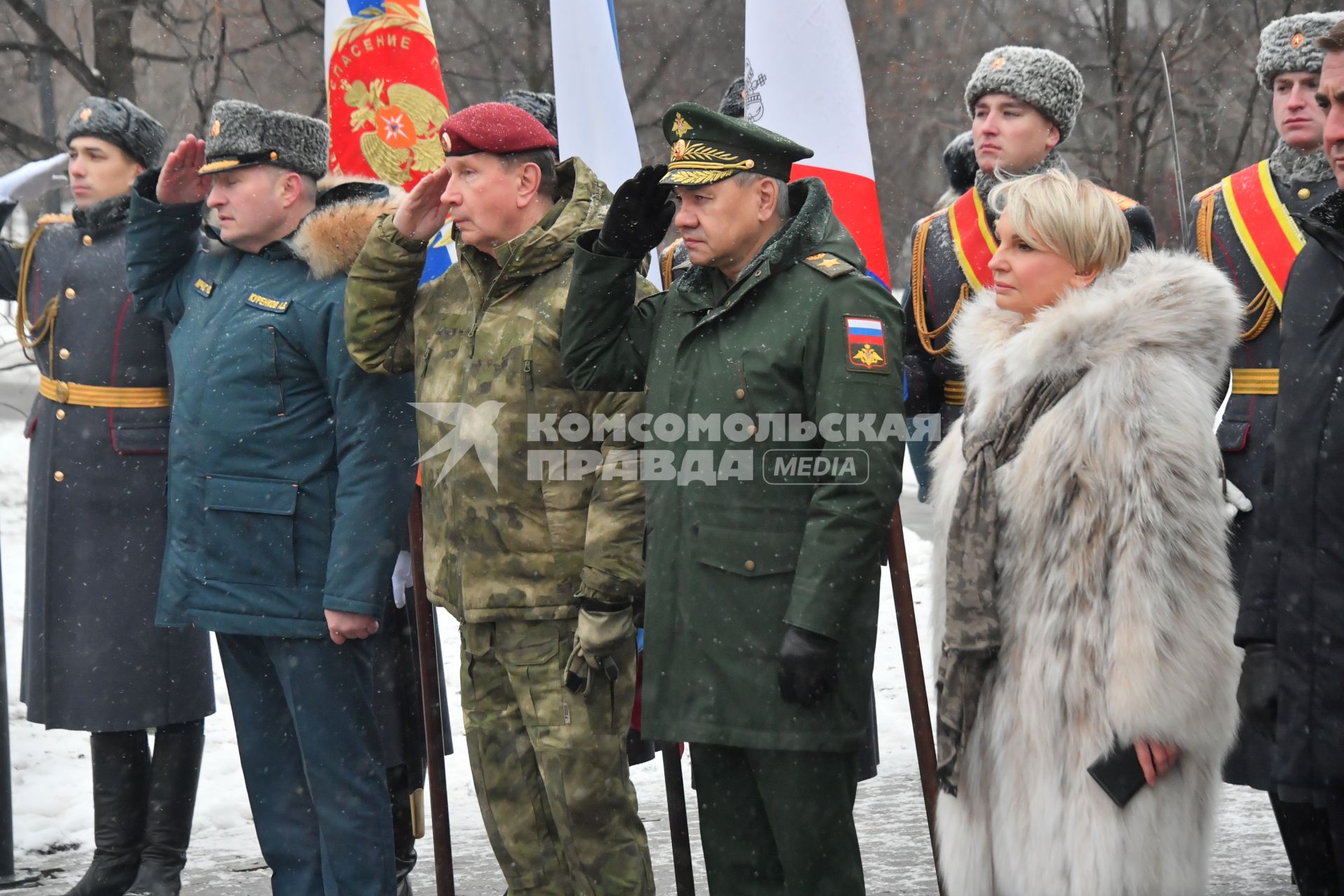 Москва. Вдова экс-министра МЧС Евгения Зиничева Наталья, министр МЧС Александр Куренков и директор Федеральной службы войск Росгвардии  Виктор Золотов  (справа налево) на открытии памятника бывшему министру МЧС Евгению Зиничеву, погибшему 8 сентября 2021 года при исполнении служебных обязанностей.