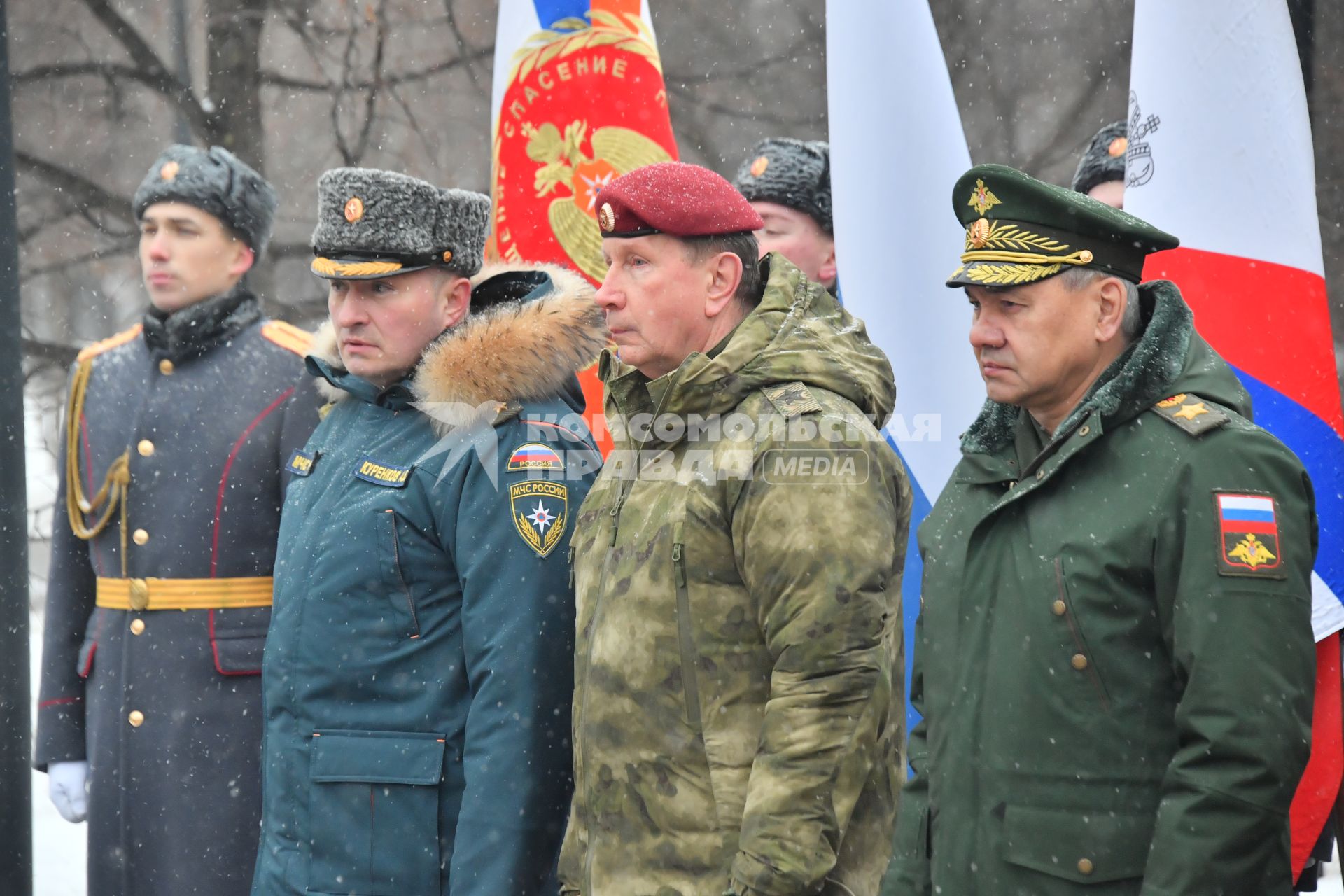 Москва.  Министр обороны РФ Сергей Шойгу, директор Федеральной службы войск Росгвардии  Виктор Золотов и министр МЧС Александр Куренков (справа налево)  во время возложения цветов к памятнику  бывшему министру МЧС Евгению Зиничеву, погибшему 8 сентября 2021 года при исполнении служебных обязанностей.