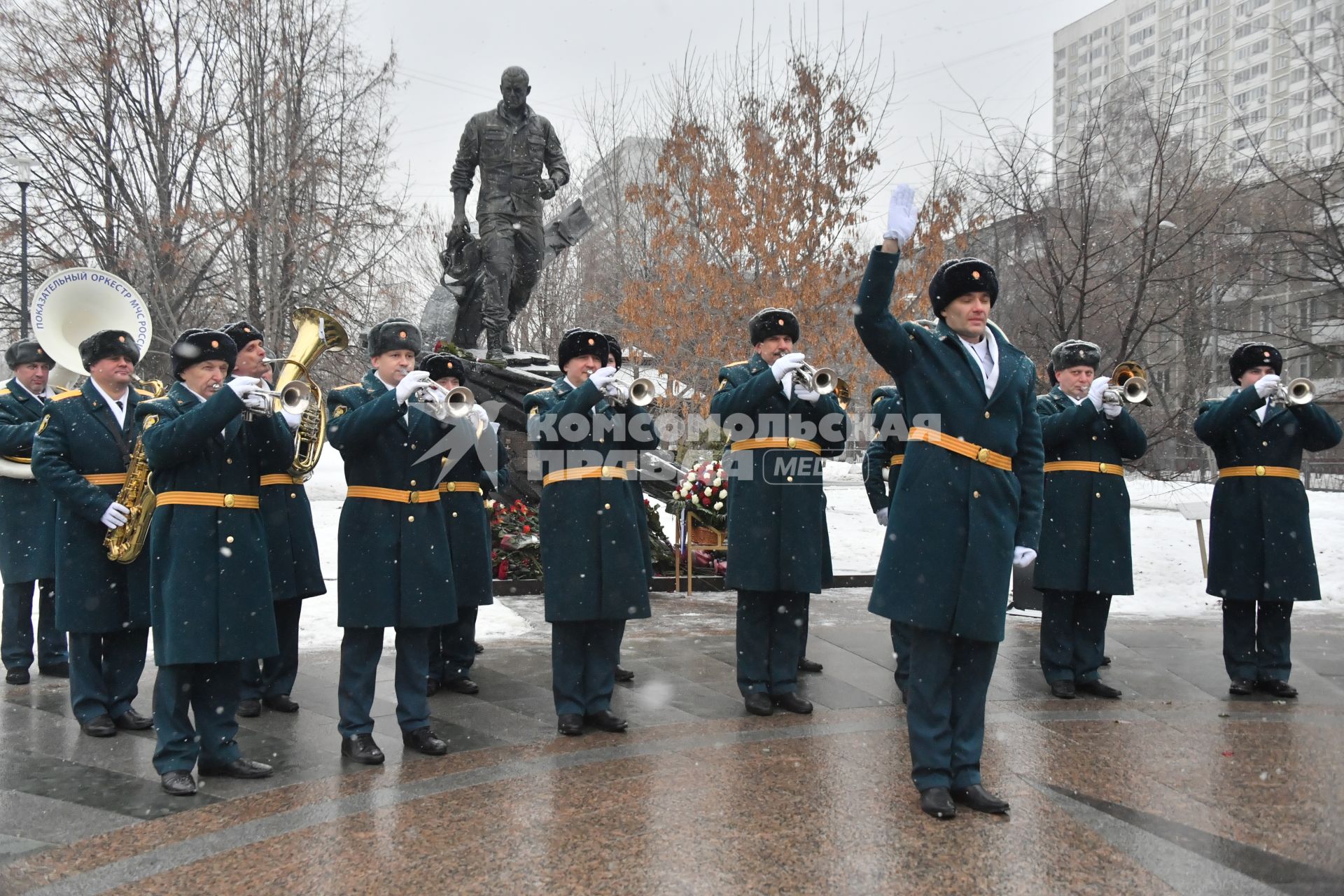 Москва. На  открытии памятника бывшему министру МЧС Евгению Зиничеву, погибшему 8 сентября 2021 года при исполнении служебных обязанностей