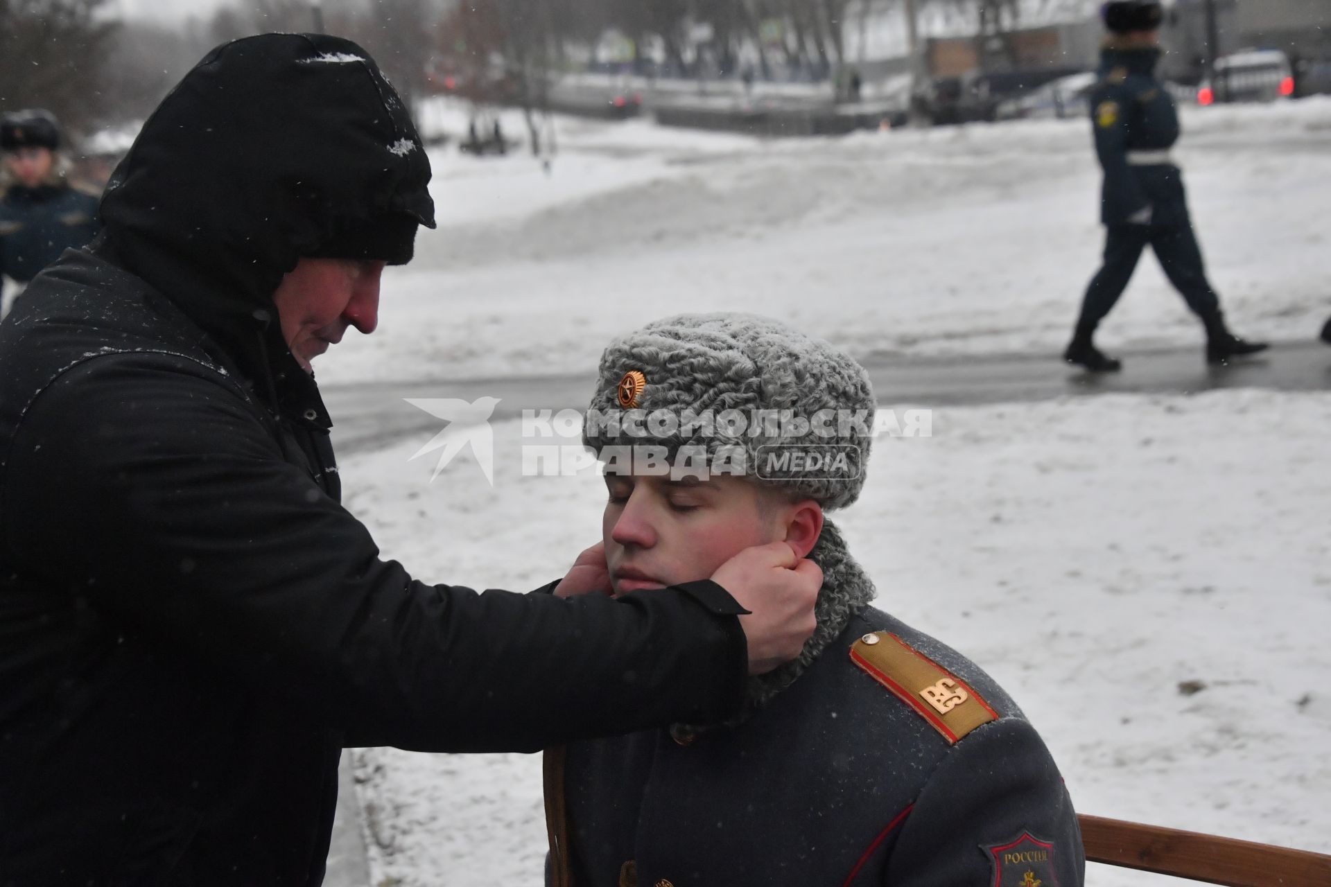 Москва. Военнослужащий на открытии памятника бывшему министру МЧС Евгению Зиничеву, погибшему 8 сентября 2021 года при исполнении служебных обязанностей