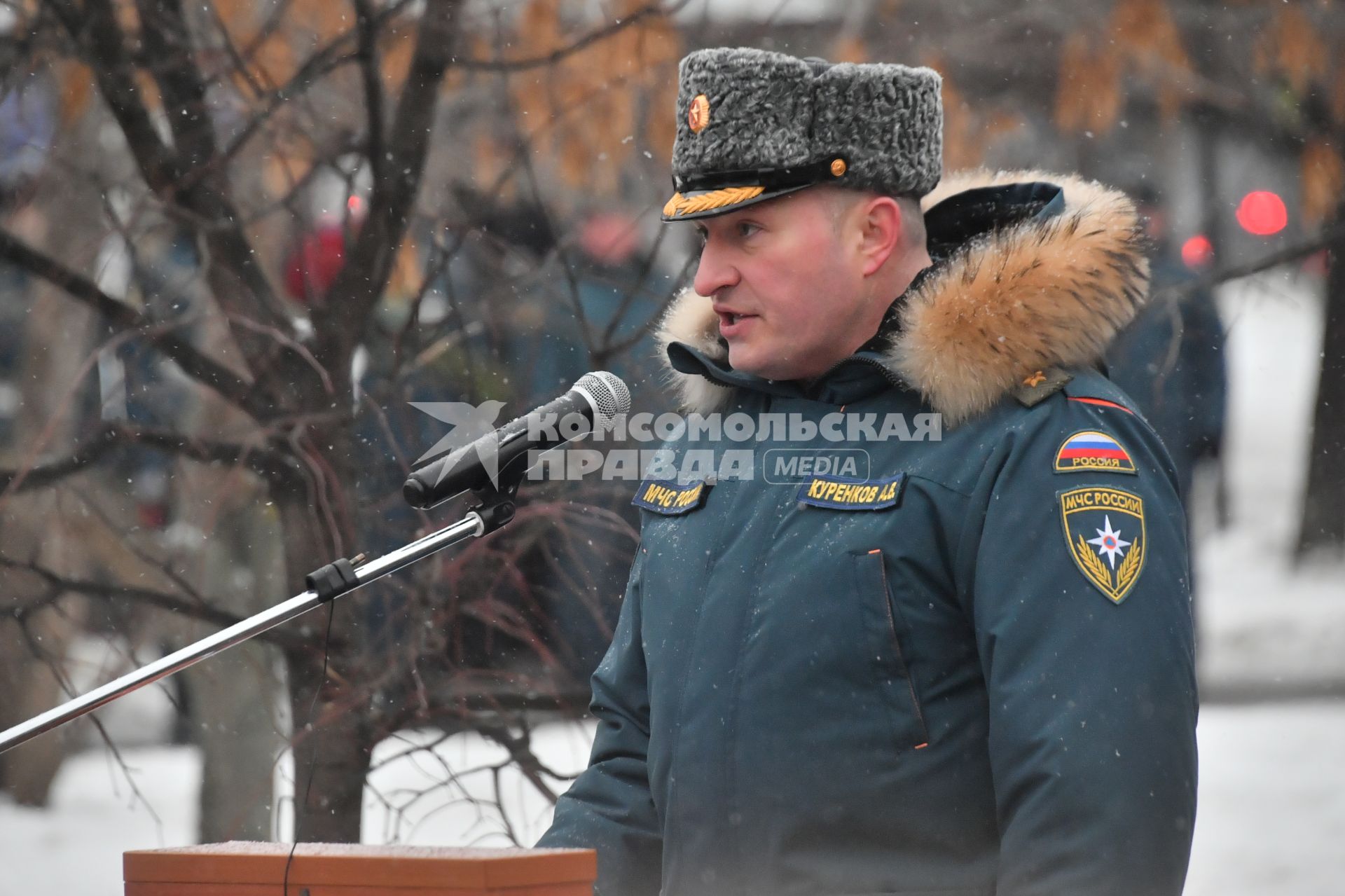 Москва. Министр МЧС Александр Куренков Выступает  на открытии памятника бывшему министру МЧС Евгению Зиничеву, погибшему 8 сентября 2021 года при исполнении служебных обязанностей.