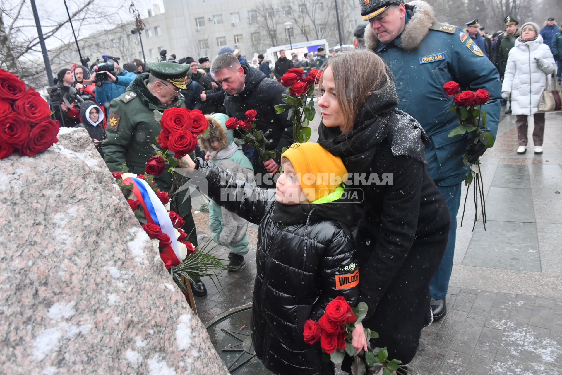 Москва. Возложение цветов на открытии памятника бывшему министру МЧС Евгению Зиничеву, погибшему 8 сентября 2021 года при исполнении служебных обязанностей.