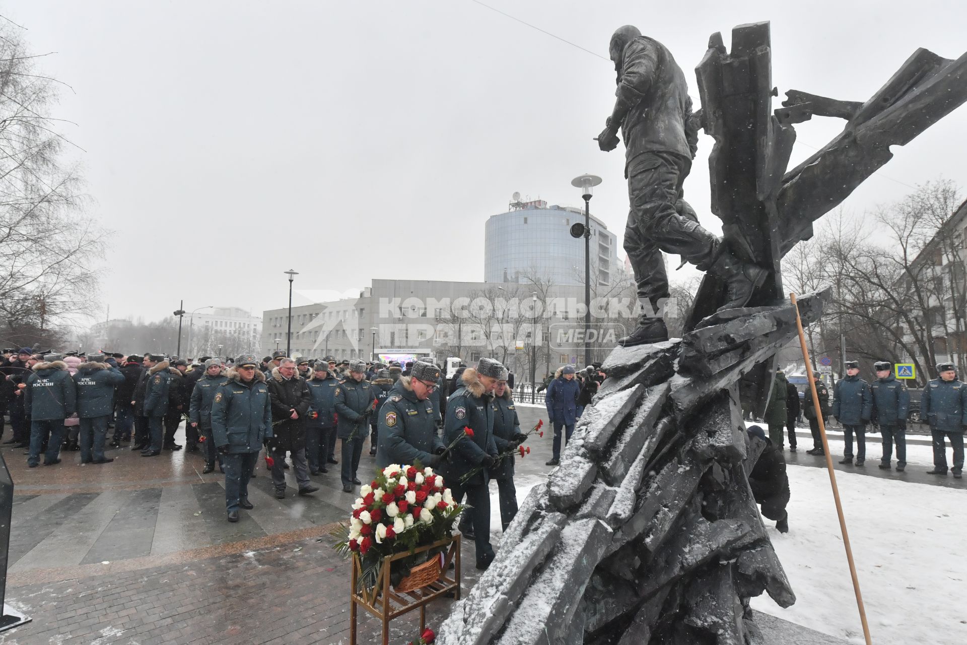 Москва. На открытии памятника бывшему министру МЧС Евгению Зиничеву, погибшему 8 сентября 2021 года при исполнении служебных обязанностей