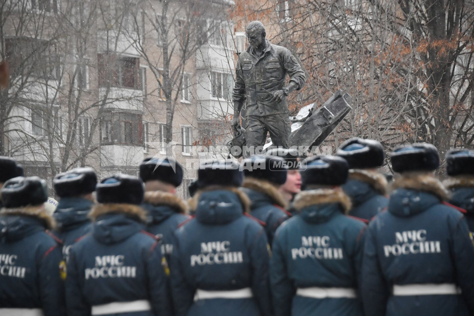 Москва. На  открытии памятника бывшему министру МЧС Евгению Зиничеву, погибшему 8 сентября 2021 года при исполнении служебных обязанностей