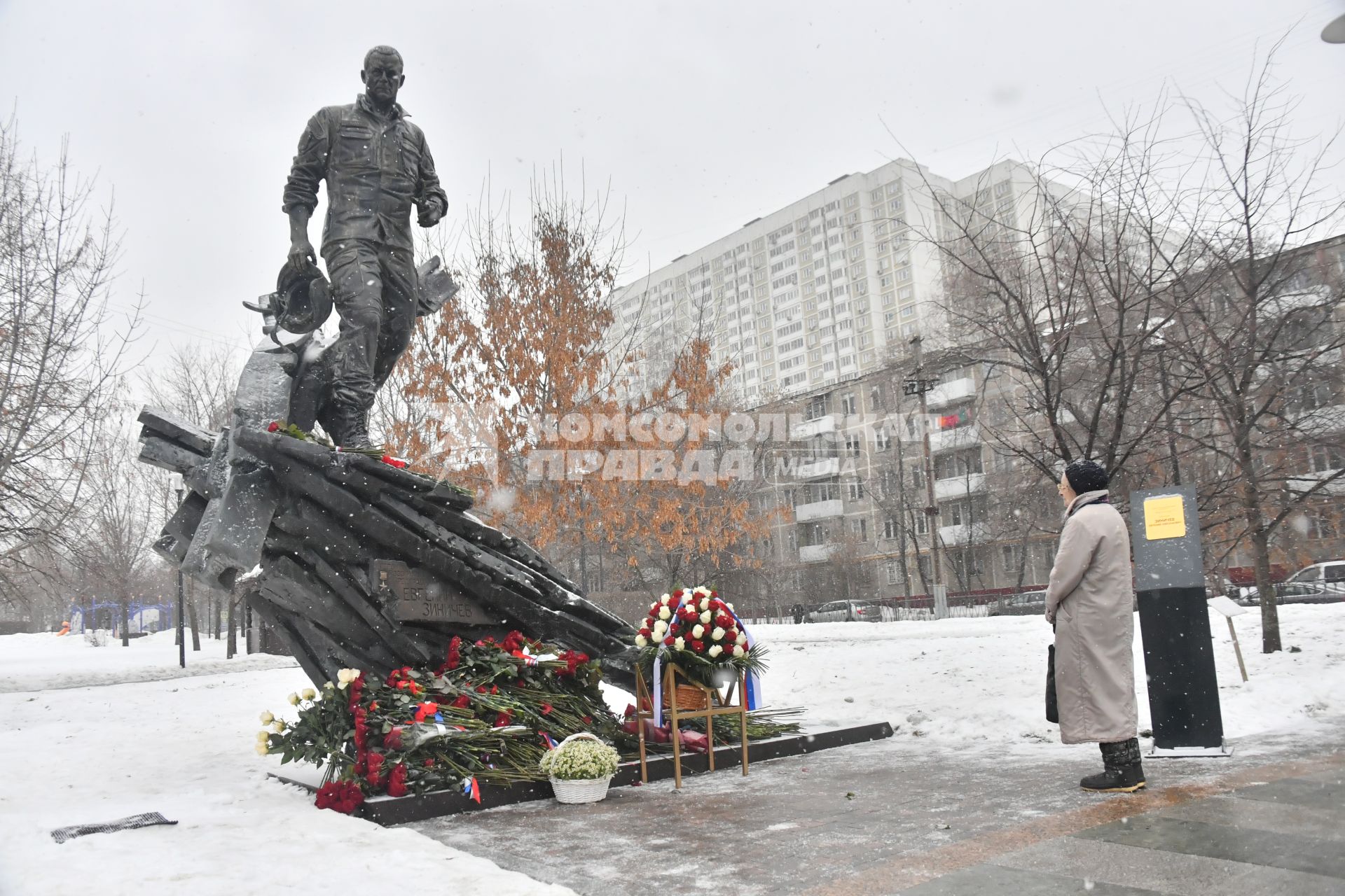 Москва. Памятник  бывшему министру МЧС Евгению Зиничеву, погибшему 8 сентября 2021 года при исполнении служебных обязанностей