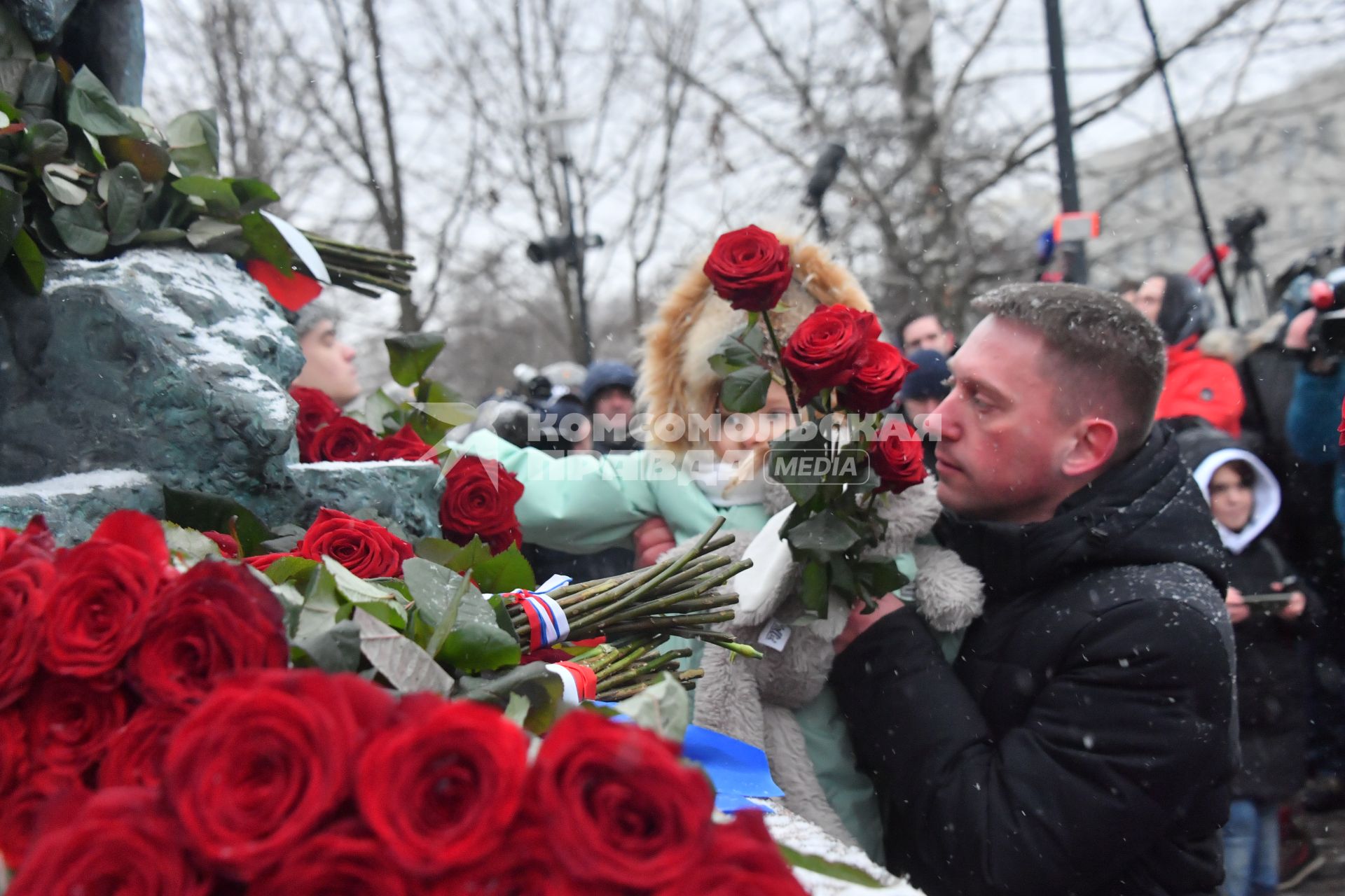 Москва. Возложение цветов на открытии памятника бывшему министру МЧС Евгению Зиничеву, погибшему 8 сентября 2021 года при исполнении служебных обязанностей.