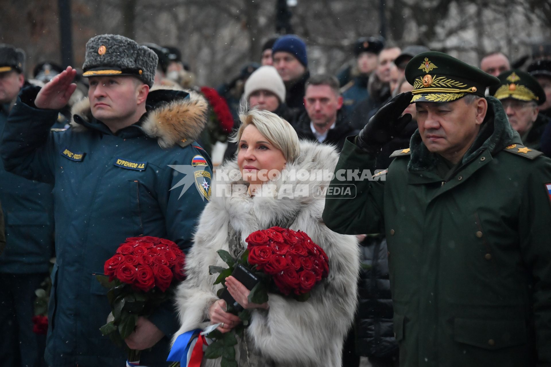 Москва. Министр обороны РФ Сергей Шойгу, вдова экс-министра МЧС Евгения Зиничева Наталья, министр МЧС Александр Куренков   (справа налево) на открытии памятника бывшему министру МЧС Евгению Зиничеву, погибшему 8 сентября 2021 года при исполнении служебных обязанностей.