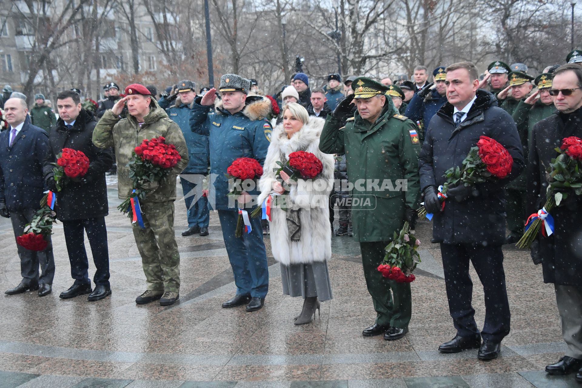 Москва. Губернатор Тульской области Алексей Дюмин, министр обороны РФ Сергей Шойгу, вдова экс-министра МЧС Евгения Зиничева Наталья, министр МЧС Александр Куренков и директор Федеральной службы войск Росгвардии  Виктор Золотов  (справа налево) на открытии памятника бывшему министру МЧС Евгению Зиничеву, погибшему 8 сентября 2021 года при исполнении служебных обязанностей.