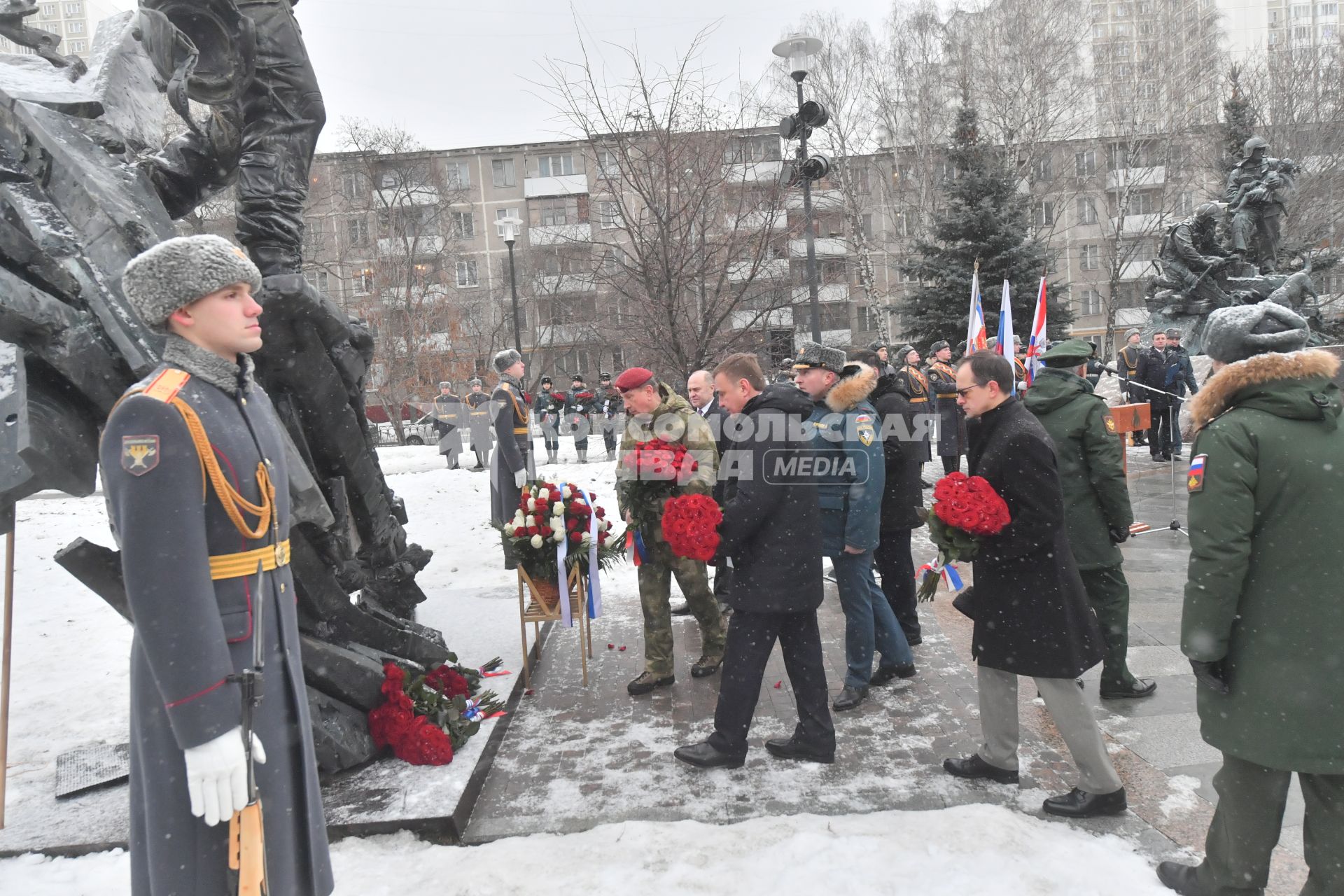 Москва. Помощник президента РФ, председатель Российского военно-исторического общества Владимир Мединский,губернатор Тульской области Алексей Дюмин, министр обороны РФ Сергей Шойгу (справа налево)  во время возложения цветов к памятнику  бывшему министру МЧС Евгению Зиничеву, погибшему 8 сентября 2021 года при исполнении служебных обязанностей.