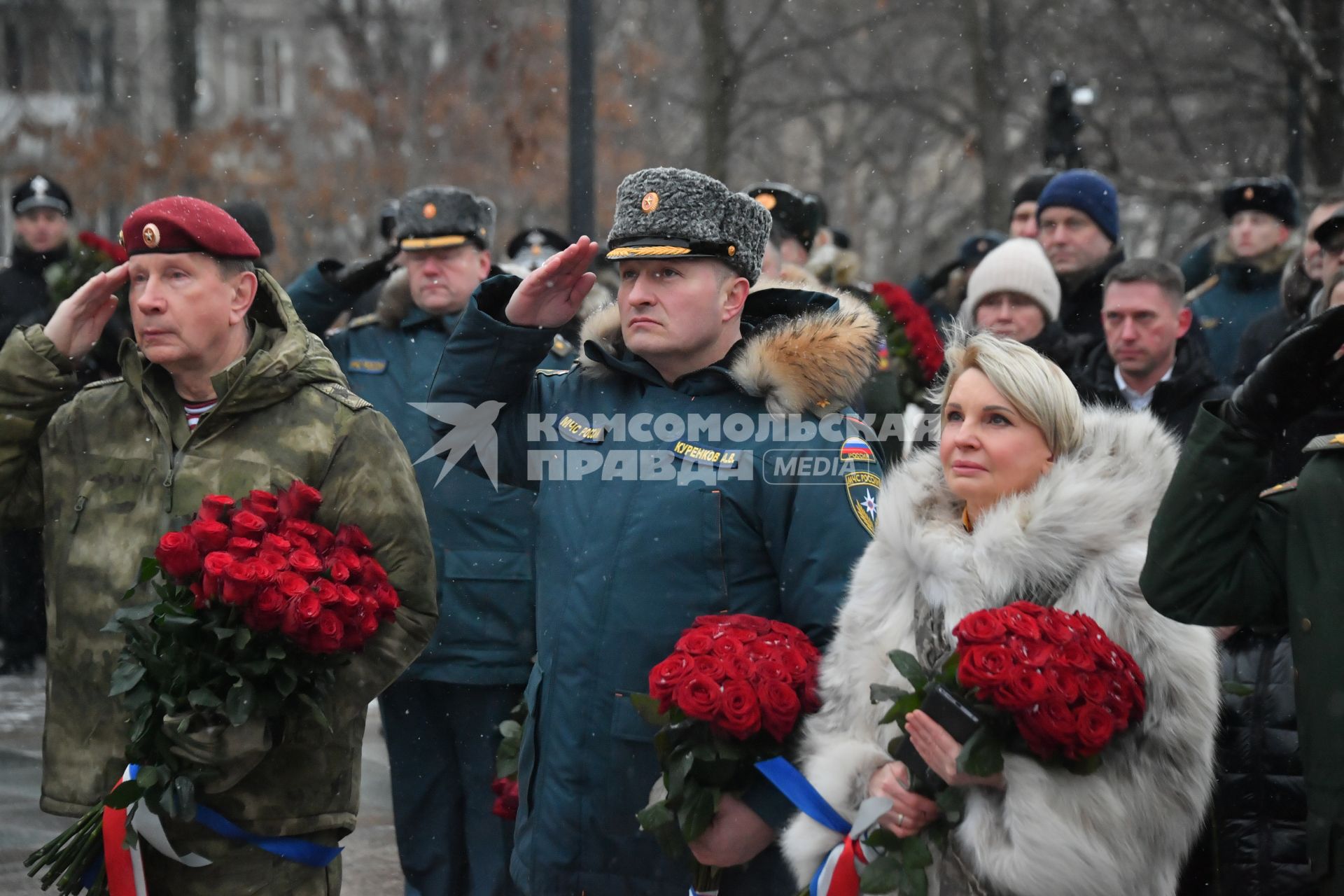 Москва. Вдова экс-министра МЧС Евгения Зиничева Наталья, министр МЧС Александр Куренков и директор Федеральной службы войск Росгвардии  Виктор Золотов  (справа налево) на открытии памятника бывшему министру МЧС Евгению Зиничеву, погибшему 8 сентября 2021 года при исполнении служебных обязанностей.