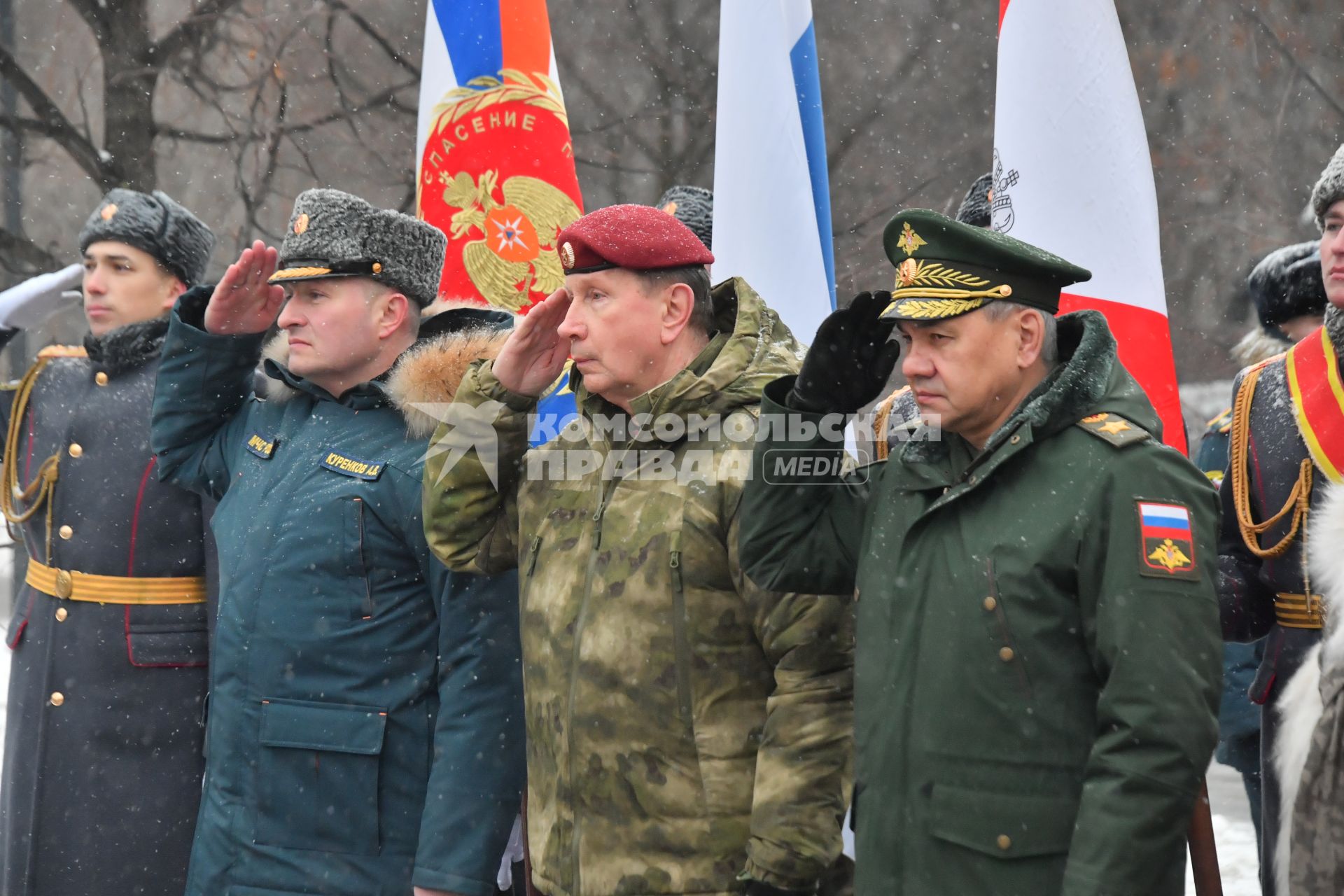 Москва.  Министр обороны РФ Сергей Шойгу, директор Федеральной службы войск Росгвардии  Виктор Золотов и министр МЧС Александр Куренков (справа налево)  во время возложения цветов к памятнику  бывшему министру МЧС Евгению Зиничеву, погибшему 8 сентября 2021 года при исполнении служебных обязанностей.