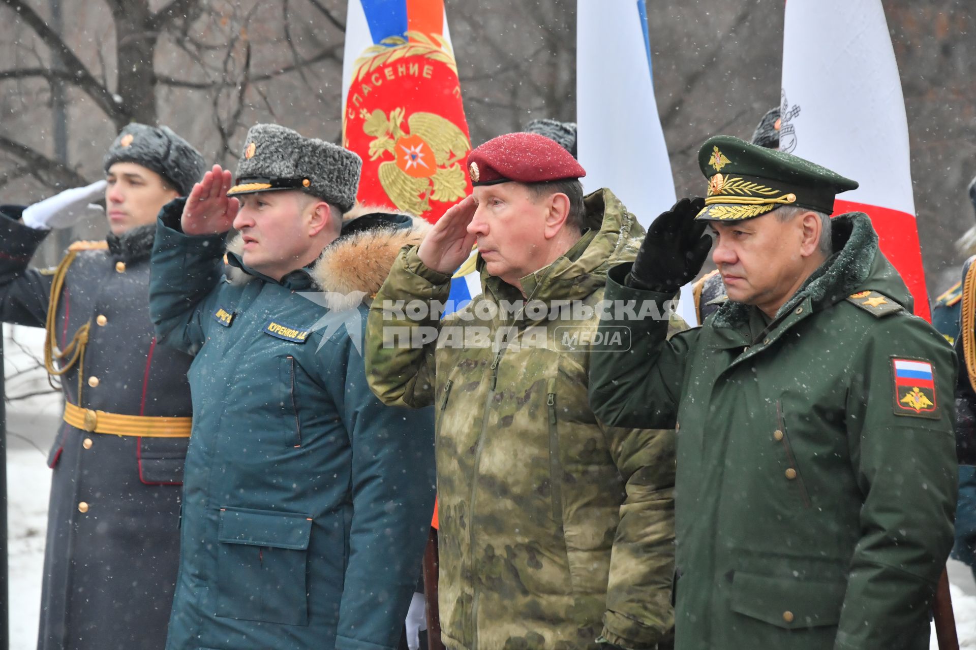 Москва.  Министр обороны РФ Сергей Шойгу, директор Федеральной службы войск Росгвардии  Виктор Золотов и министр МЧС Александр Куренков (справа налево)  во время возложения цветов к памятнику  бывшему министру МЧС Евгению Зиничеву, погибшему 8 сентября 2021 года при исполнении служебных обязанностей.